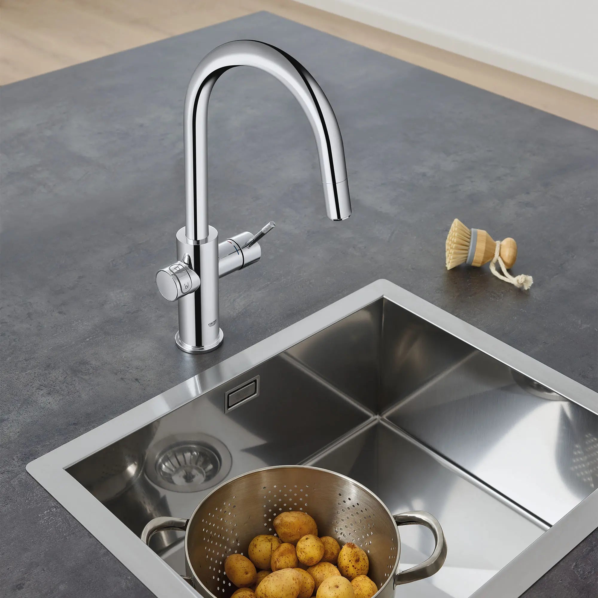 Robinet de cuisine monocommande, tête de pulvérisation coulissante avec eau réfrigérée et pétillante 6,6 L/min (1,75 gpm) // CHROME STARLIGHT GROHE // 164706_B-31251002_4_0_CDNwebp.webp