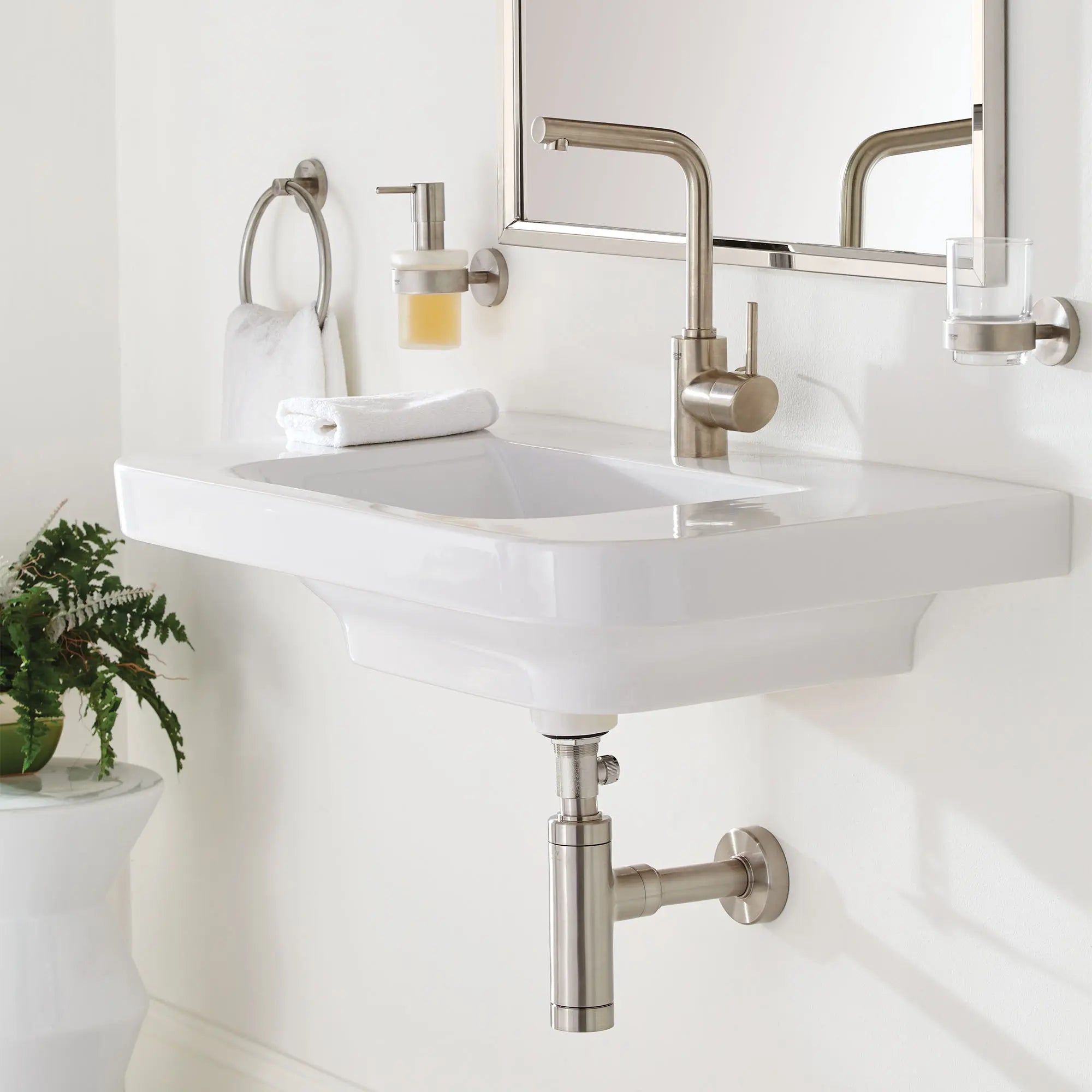 Essentials Anneau porte-serviette // NICKEL BROSSÉ INFINITYFINISH // 164753_B-40365EN1_40448EN1_40447EN1_23737EN1_0_CDNwebp.webp