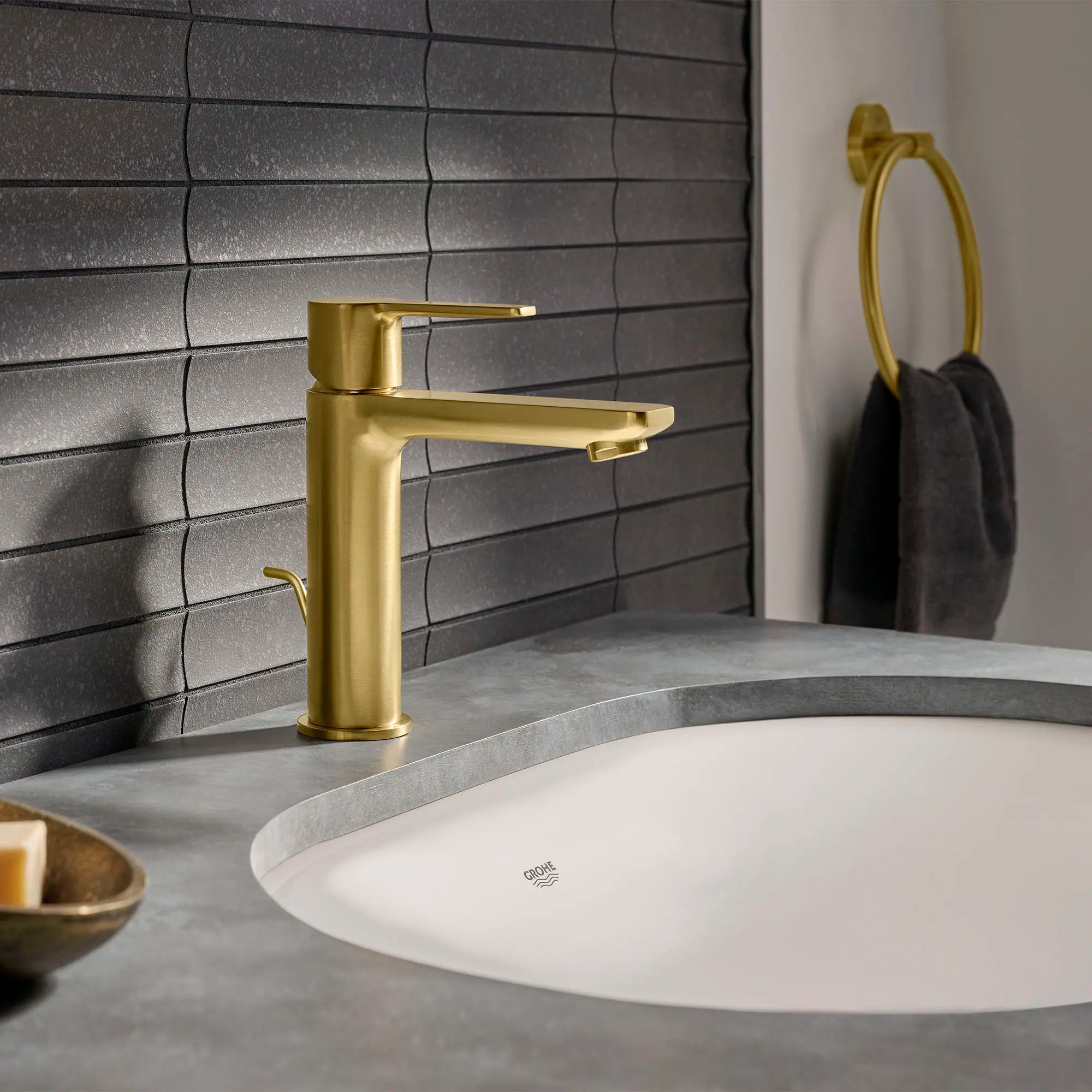 Lineare Robinet monotrou pour salle de bain, à poignée simple, taille P, 4,5 L/min (1,2 gpm) // AUBE FRAÎCHE BROSSÉ // 164855_Lineare_EnvironmentCloseUp_23794GNA_0001_May2023_0_CDNwebp_4c56777b-8885-4c00-b3d9-f33e2191e546.webp