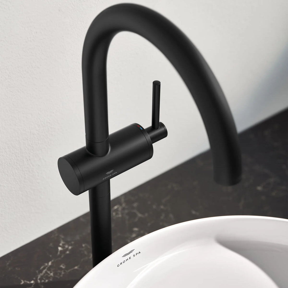 Grand robinet monotrou pour salle de bain, à poignée simple, 4,5 L/min (1,2 gpm) // NOIR MAT // 164858_Atrio_EnvironmentCloseUp_243502430_0002_Jun2023_0_CDNwebp_d763ffed-5be9-4b37-9554-7c0855e6b684.webp