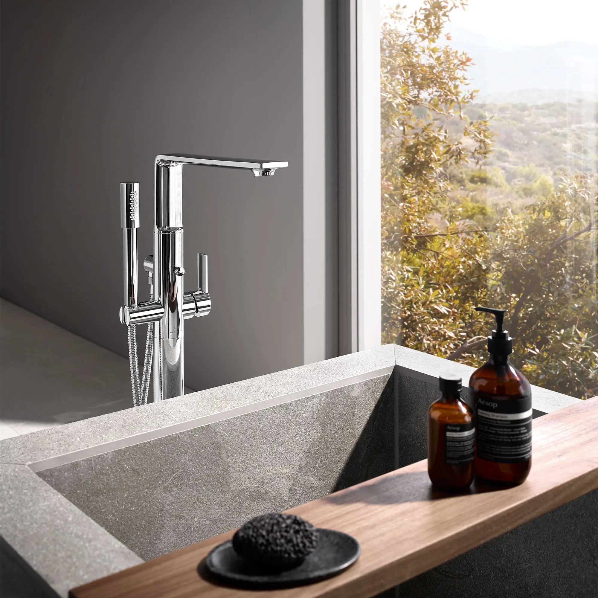 Robinet de baignoire autoportante à poignée simple avec douchette 6,6 L/min (1,75 GPM) // CHROME STARLIGHT GROHE // 165583_Allure_Environment_25222001_0001_May2023_0_CDNwebp.webp