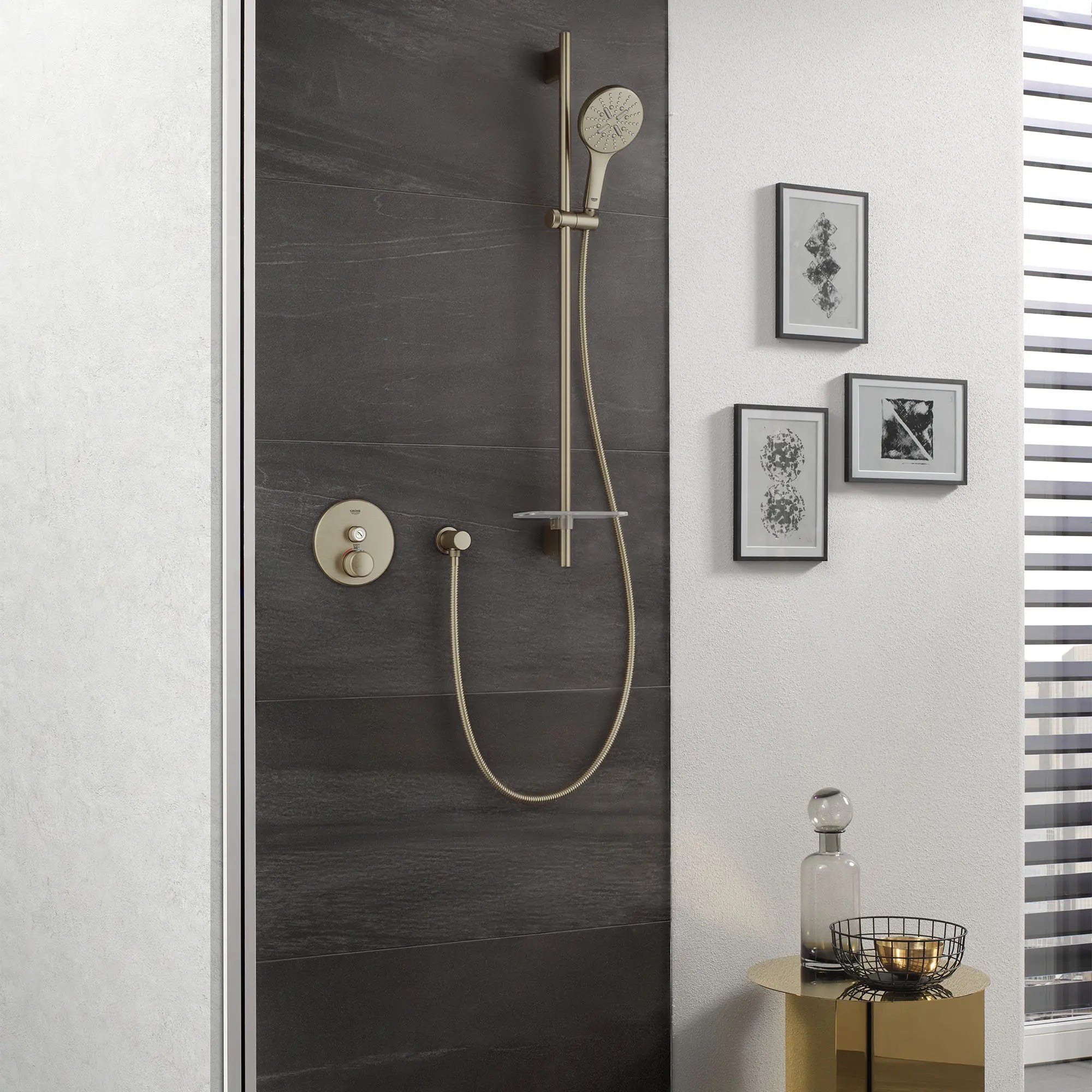 Rainshower SmartActive 130 Ensemble de barre coulissante de 24 po pour douchette - 3 jets, 6,6 L/min (1,75 gpm) // NICKEL BROSSÉ INFINITYFINISH // 165660_SmartActive_EnvironmentCloseUp_26547EN0_29136EN0_0001_Jul2023_0_CDNwebp.webp