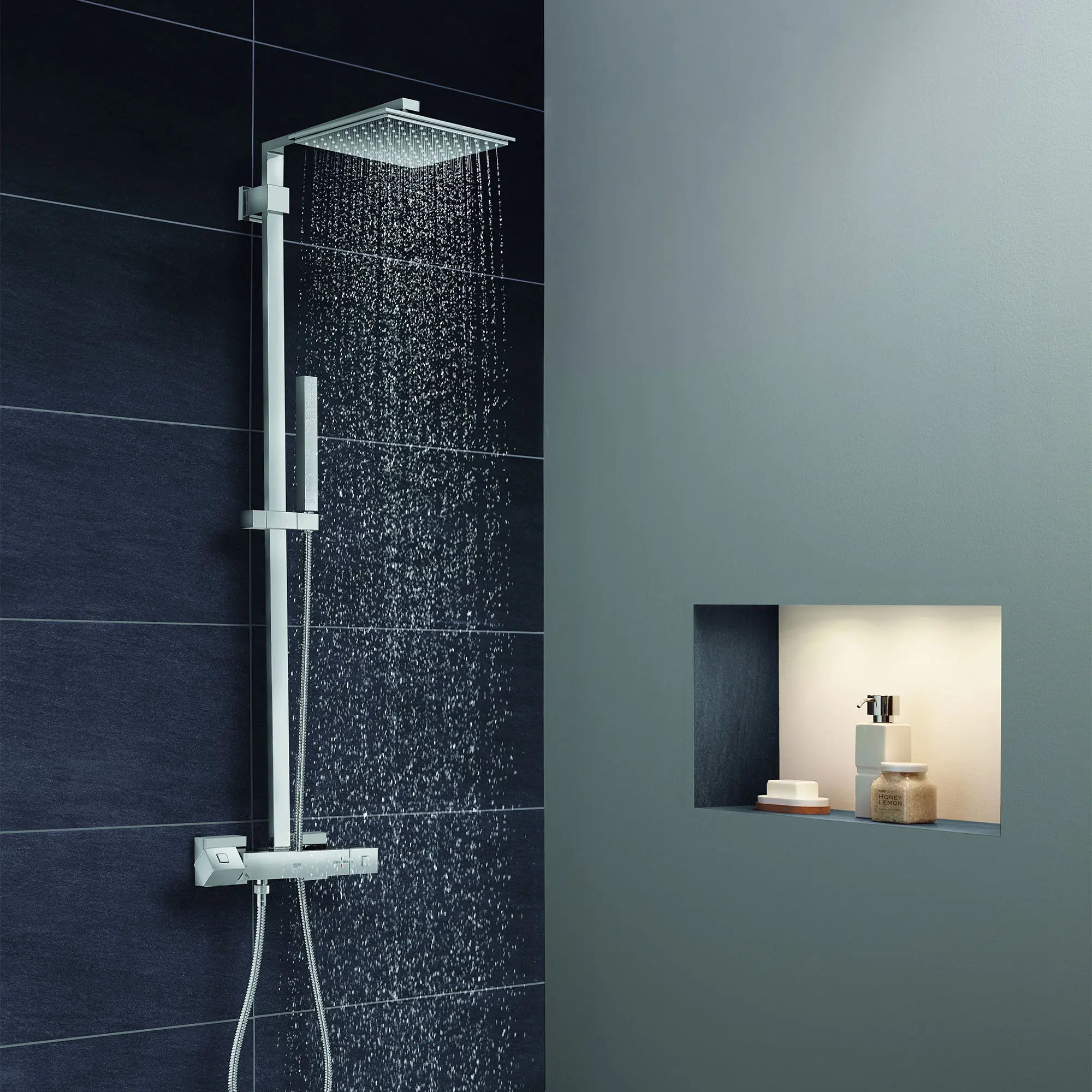 Euphoria Système de douche avec valve thermostatique // CHROME STARLIGHT GROHE // 165744_EuphoriaCube_EnvironmentCloseUp_26420000_0001_Jul2023_0_CDNwebp.webp
