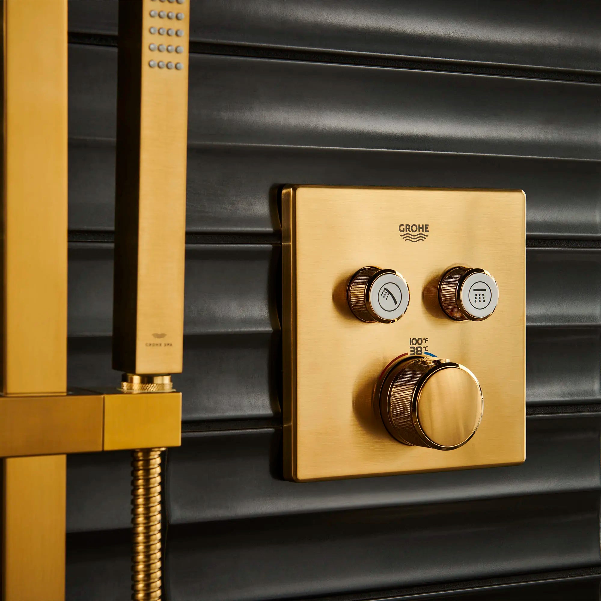 GrohTherm SmartControl Garniture de valve thermostatique à fonction double // AUBE FRAÎCHE BROSSÉ // 165868_Grohtherm_EnvironmentCloseUp_29141GN0_0001_Aug2023_0_CDNwebp.webp