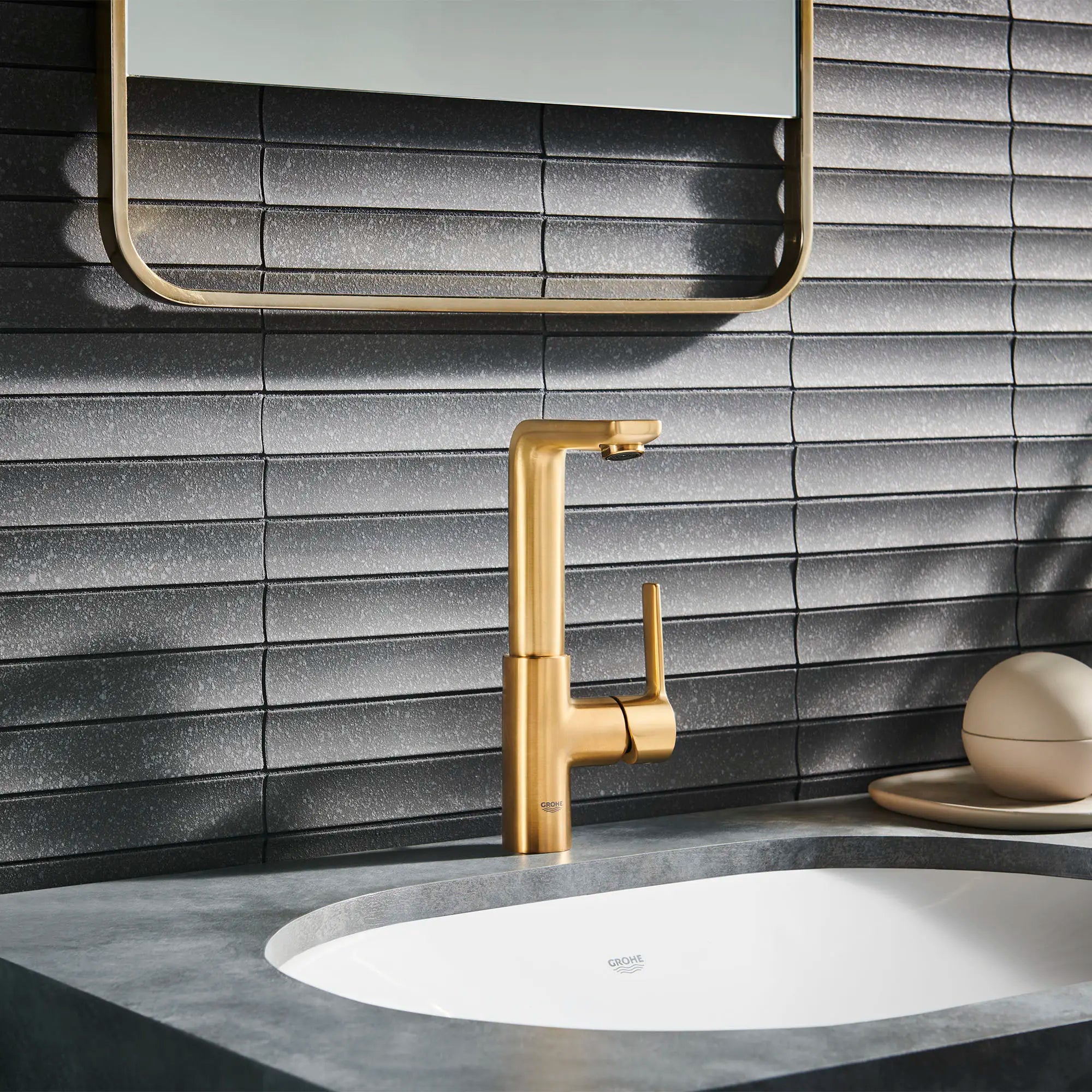 Robinet monotrou pour salle de bain, à poignée simple, taille G, 4,5 L/min (1,2 gpm) // AUBE FRAÎCHE BROSSÉ // 165869_Lineare_EnvironmentCloseUp_23825GNA_0001_Aug2023_0_CDNwebp.webp