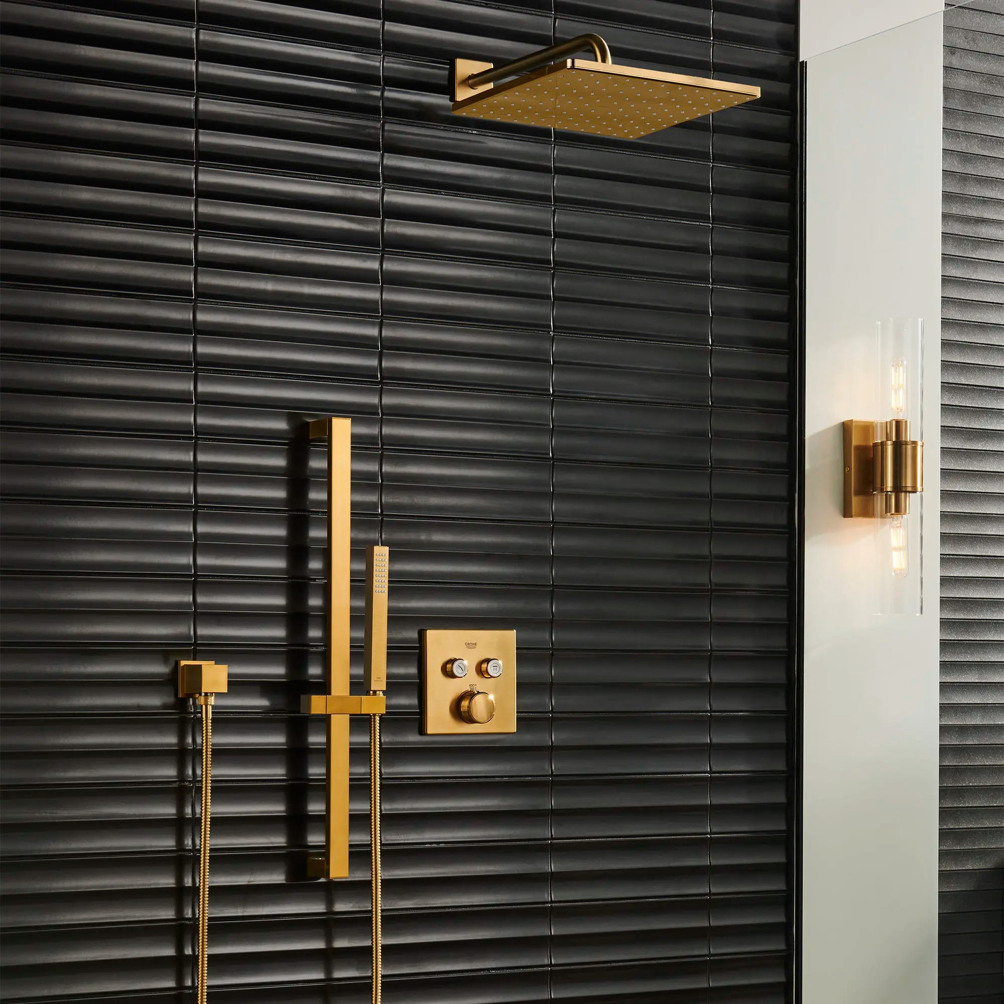 Pomme de douche 310 Mono, 12 po - 1 jet, 6,6 L/min (1,75 gpm) // AUBE FRAÎCHE BROSSÉ // 165875_Rainshower_EnvironmentCloseUp_26570GN0_29141GN0_26867GN0_27892GN0_0001_Aug2023_0_CDNwebp_f1614522-cb92-4ec2-b815-31e7d981fb7b.webp