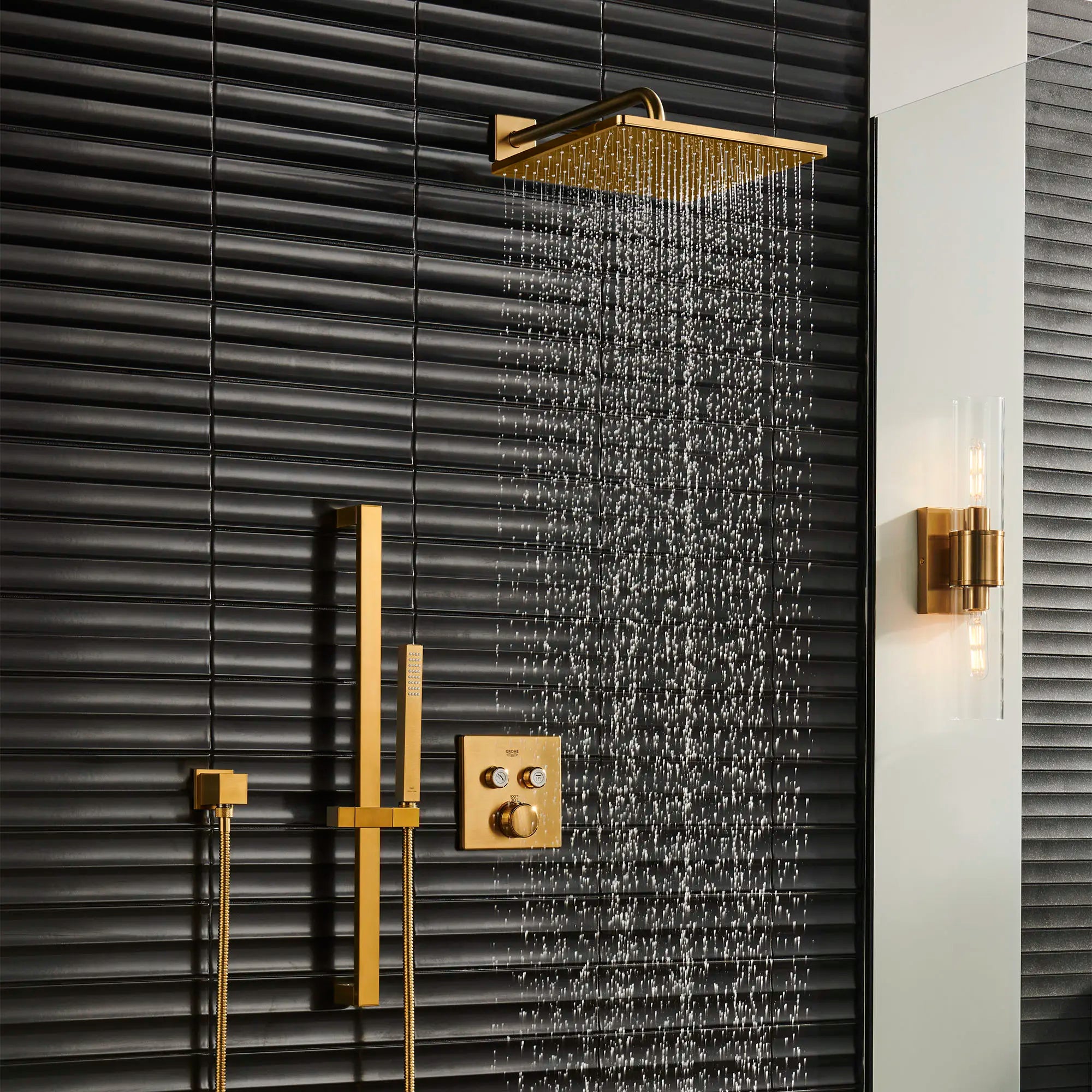 Pomme de douche 310 Mono, 12 po - 1 jet, 6,6 L/min (1,75 gpm) // AUBE FRAÎCHE BROSSÉ // 165878_Rainshower_EnvironmentCloseUp_26570GN0_29141GN0_26867GN0_27892GN0_0004_Aug2023_0_CDNwebp_160ed694-bf75-43cb-ba17-4f4e45f618b9.webp