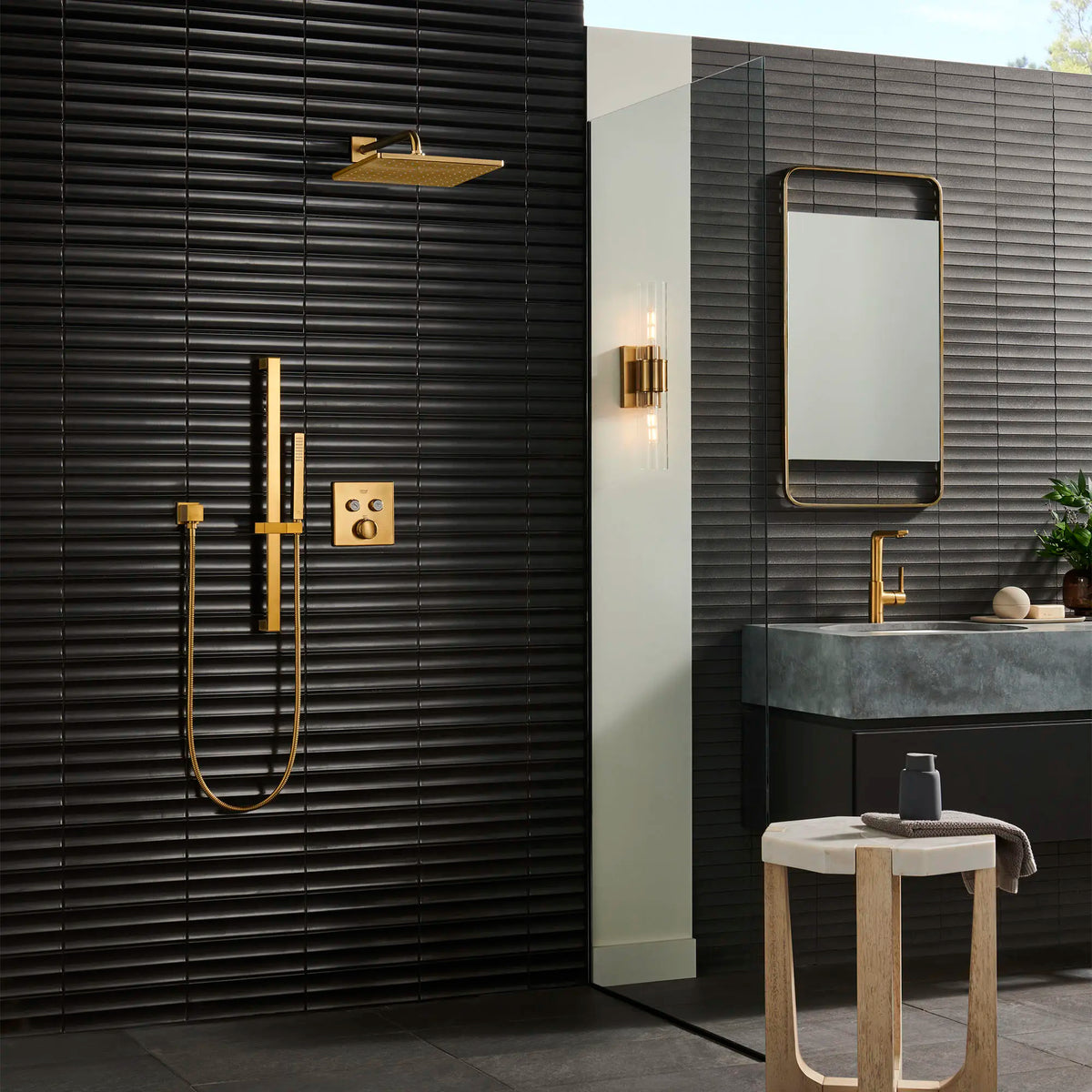 Barre coulissante de 24 po pour douchette // AUBE FRAÎCHE BROSSÉ // 165880_Rainshower_EnvironmentFull_23825GNA_26570GN0_29141GN0_26867GN0_27892GN0_0001_Aug2023_0_CDNwebp_3d32b243-2d0d-4087-9126-00002fb4e5ce.webp