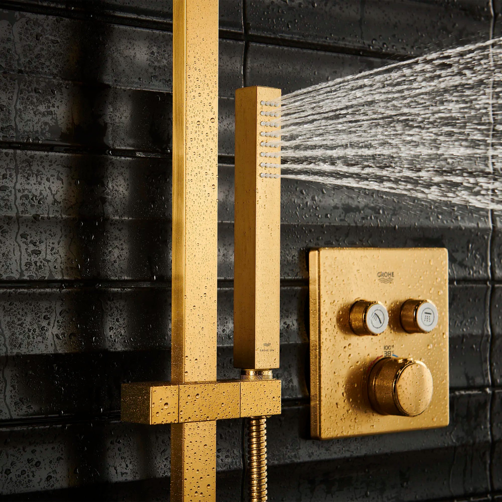 GrohTherm SmartControl Garniture de valve thermostatique à fonction double // AUBE FRAÎCHE BROSSÉ // 165882_RainshowerAqua_EnvironmentCloseUp_26867GN0_29141GN0_0001_Aug2023_0_CDNwebp_f349a76d-3046-4823-95cf-de57cbb58576.webp