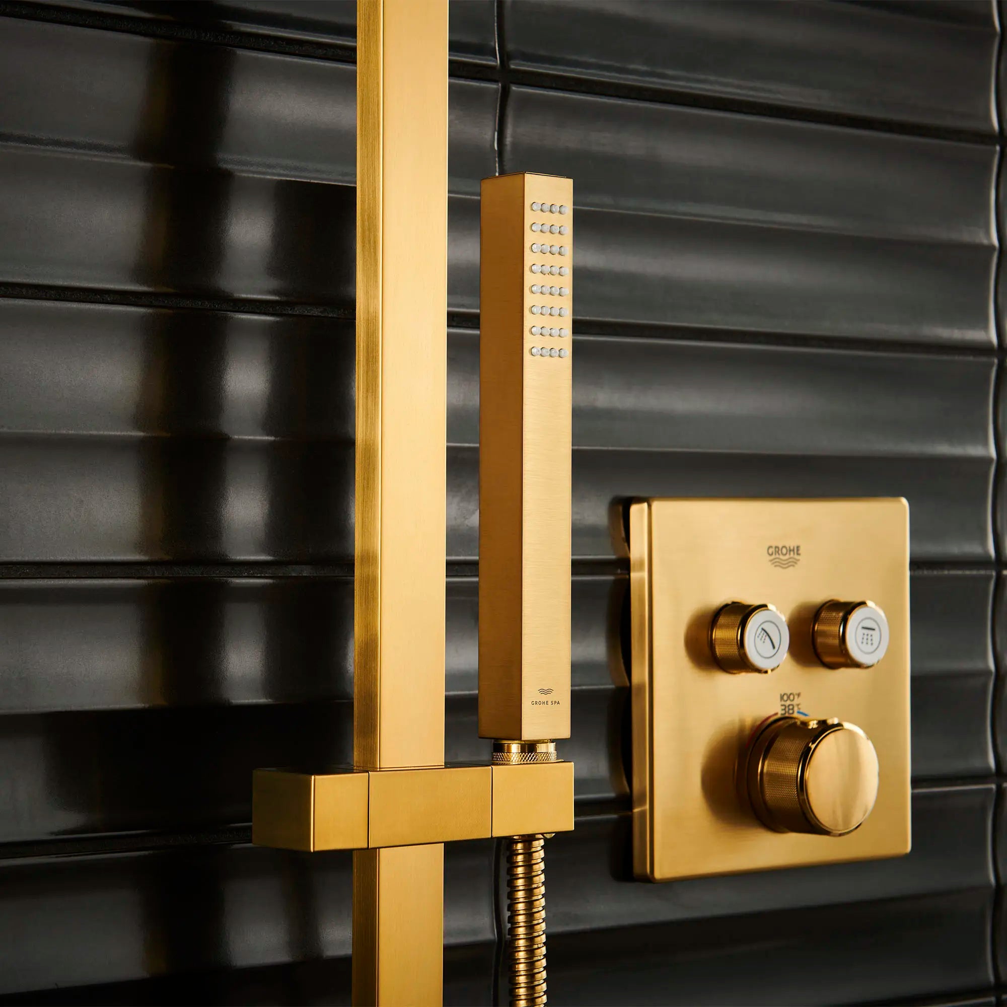 GrohTherm SmartControl Garniture de valve thermostatique à fonction double // AUBE FRAÎCHE BROSSÉ // 165883_Grohtherm_EnvironmentCloseUp_26867GN0_29141GN0_0001_Aug2023_0_CDNwebp_3bf99465-c8e3-4284-82b8-9bd2c4946f48.webp