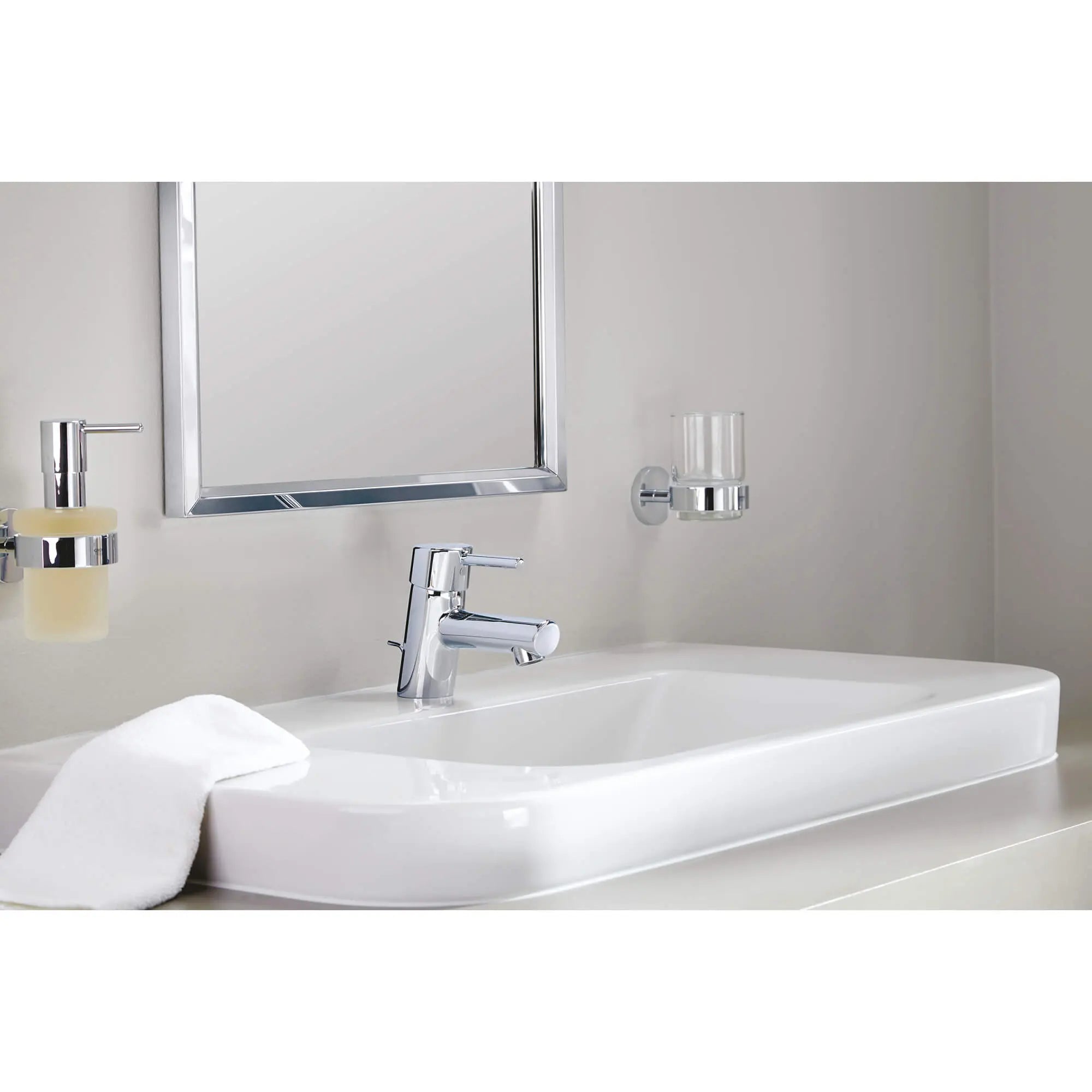Robinet monotrou à poignée simple pour salle de bain 4,5 L/min (1,2 gpm), taille TP  // CHROME STARLIGHT GROHE // 1702_34702001-single-handle-bathroom-faucet-xs-size-enviro-4_0_CDNwebp.webp