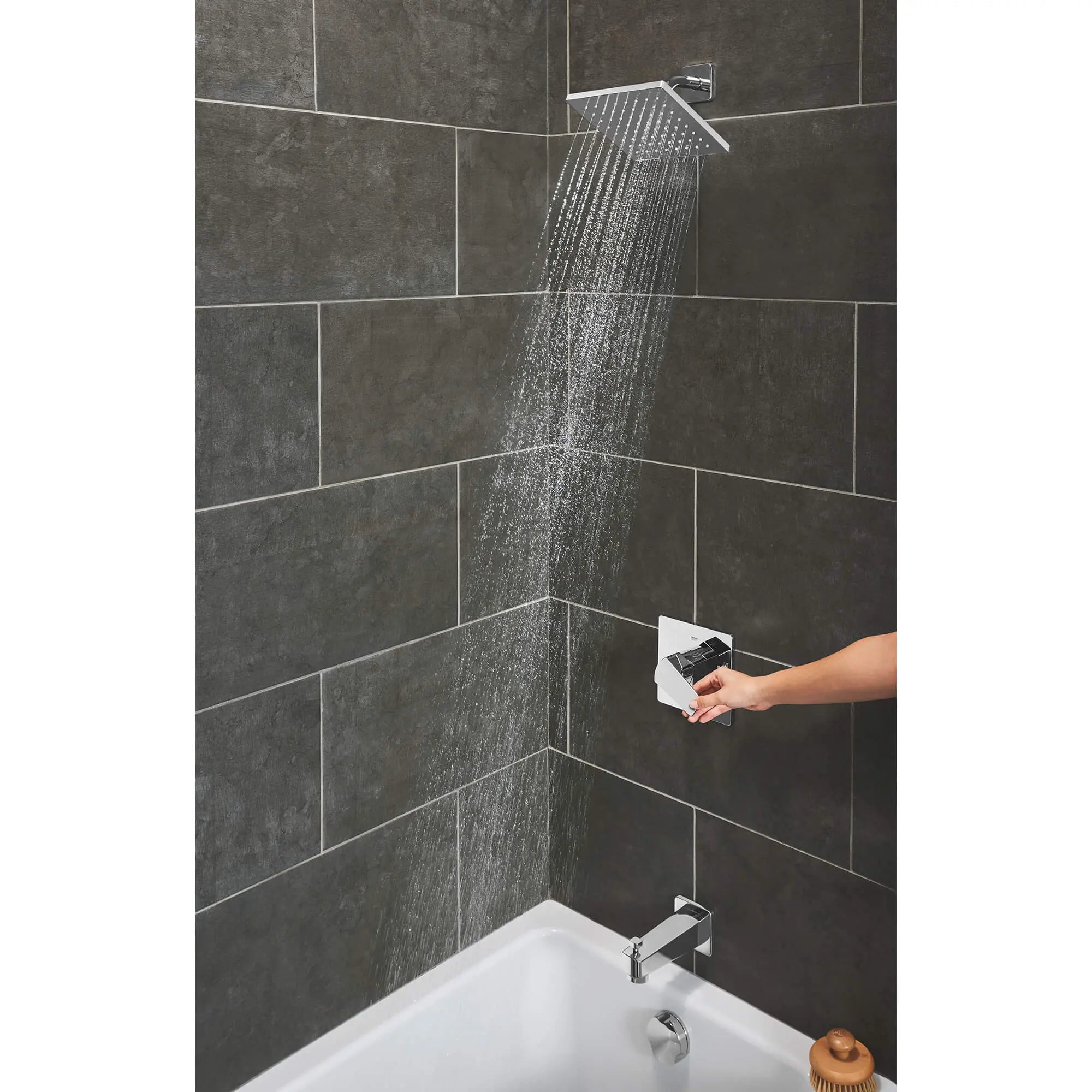 Ensemble douche/bain Tallinn // CHROME STARLIGHT GROHE // 1711_35097000-pressure-balance-valve-bathtub-shower-combo-faucet-enviro-1_0_CDNwebp.webp