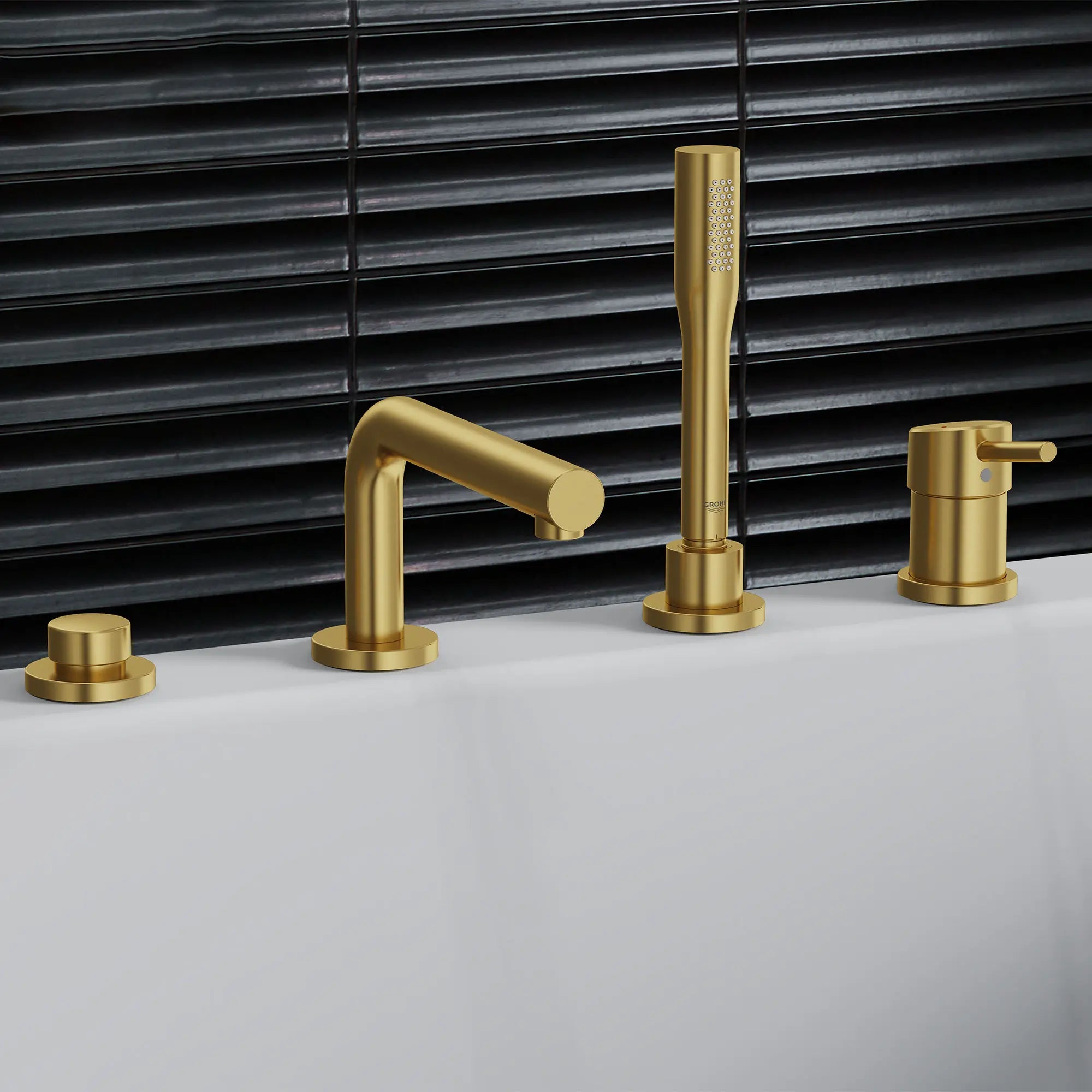 Robinet de baignoire romaine, 4 trous, à poignée simple, à montage sur tablier avec douchette 6,6 L/min (1,75 gpm) // AUBE FRAÎCHE BROSSÉ // 176786_Concetto_EnvironmentCloseUp_19576GN2_0001_Aug2023_0_CDNwebp.webp