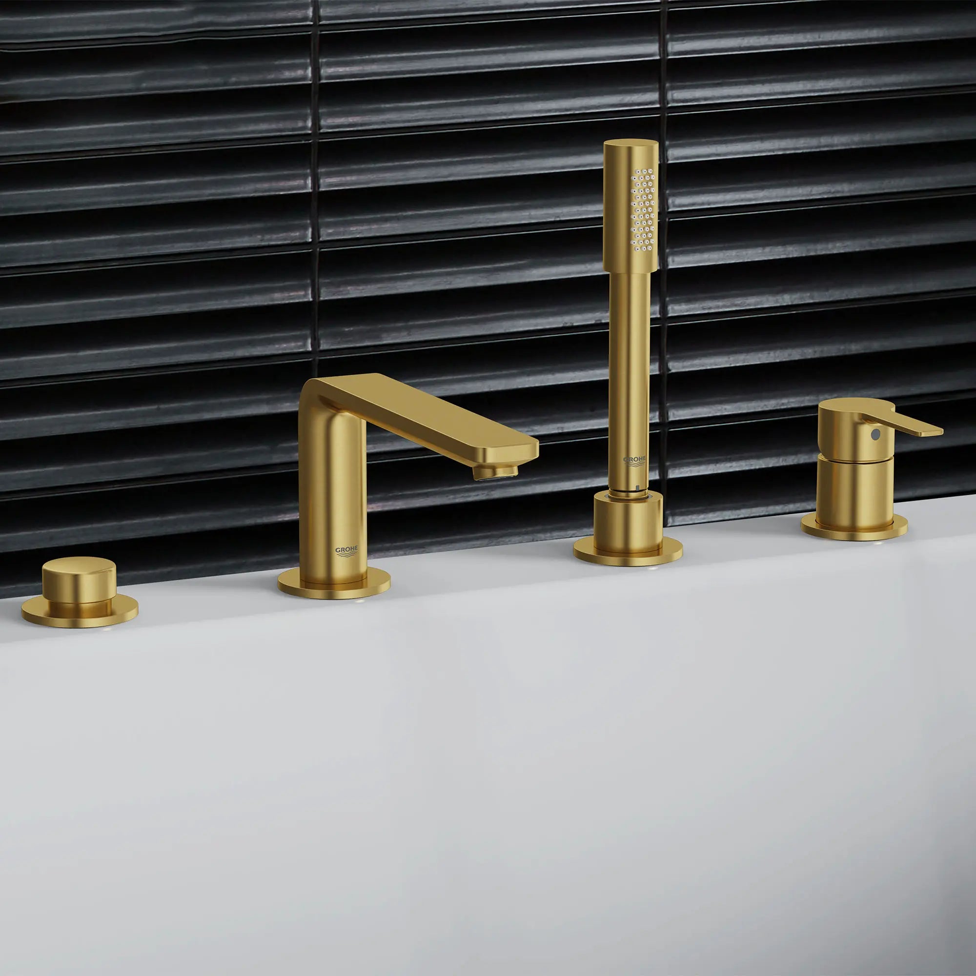 Robinet de baignoire romaine, 4 trous, à poignée simple, à montage sur tablier avec douchette 6,6 L/min (1,75 gpm) // AUBE FRAÎCHE BROSSÉ // 176787_Lineare_EnvironmentCloseUp_19577GN1_0001_Aug2023_0_CDNwebp.webp