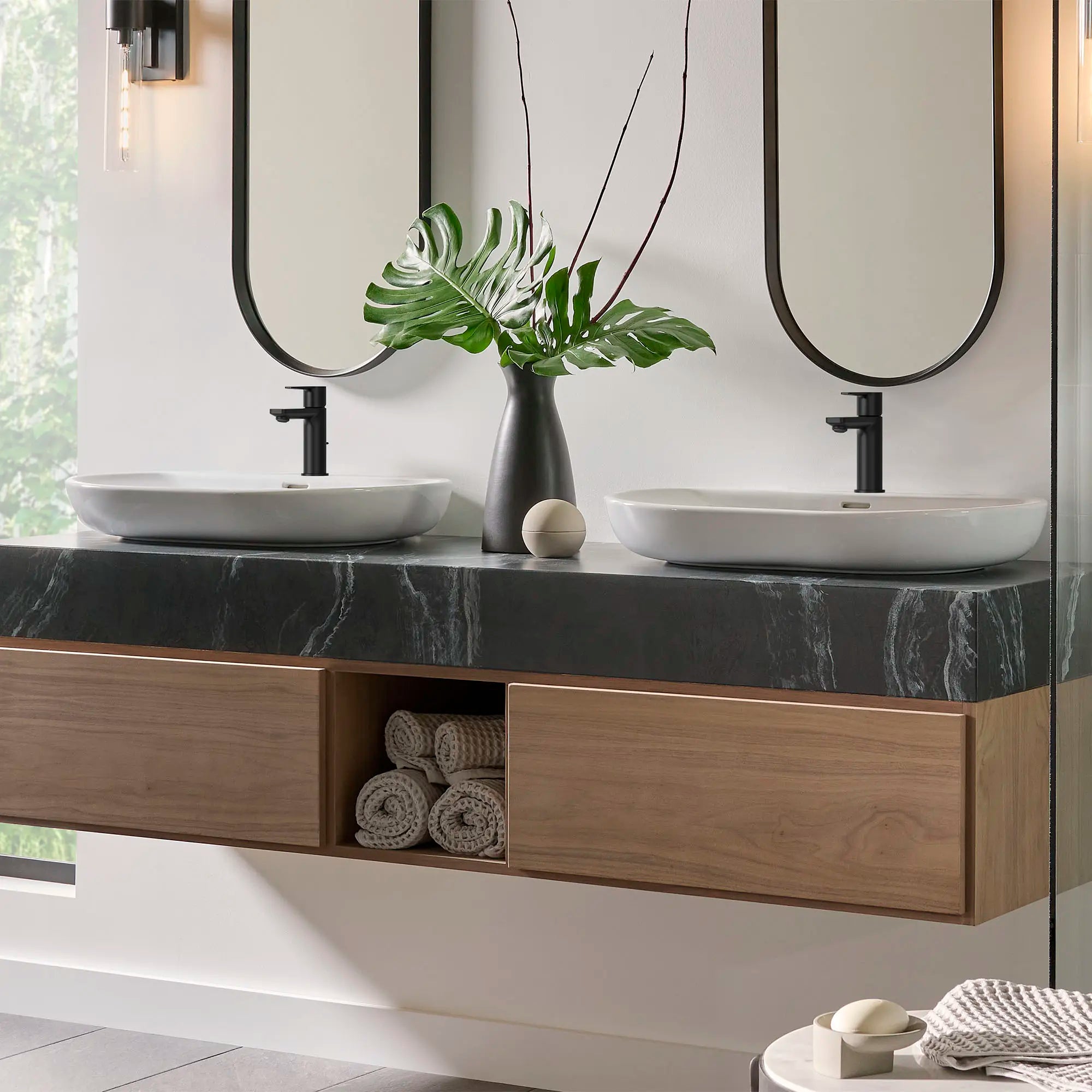 Robinet monotrou pour salle de bain, à poignée simple, taille TP, 4,5 L/min (1,2 gpm) // NOIR MAT // 176791_Lineare_EnvironmentCloseUp_23824243A_0001_Aug2023_0_CDNwebp.webp