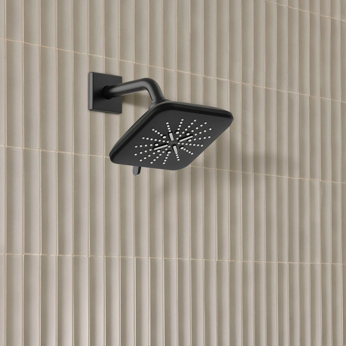 Pomme de douche de  6? po - 3 jets, 6,6 L/min (1,75 gpm) // NOIR MAT // 177109_SmartActive_EnvironmentCloseUp_267972430_0001_Sept2023_0_CDNwebp_4d3a0861-f1ae-41f9-9958-70d1d1c8592b.webp