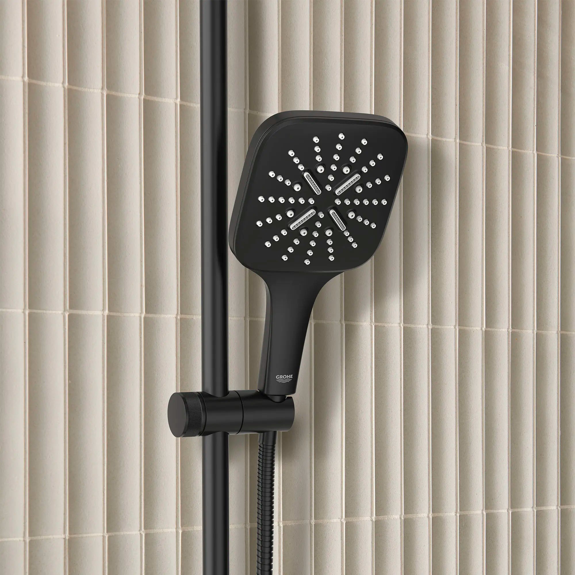 Douchette - 3 jets, 6,6 L/min (1,75 gpm) // NOIR MAT // 177115_SmartActive_EnvironmentCloseUp_266032430_265522430_0001_Sept2023_0_CDNwebp_c6dfeb34-2b3f-43df-aa41-cb7ac3c6fbcf.webp