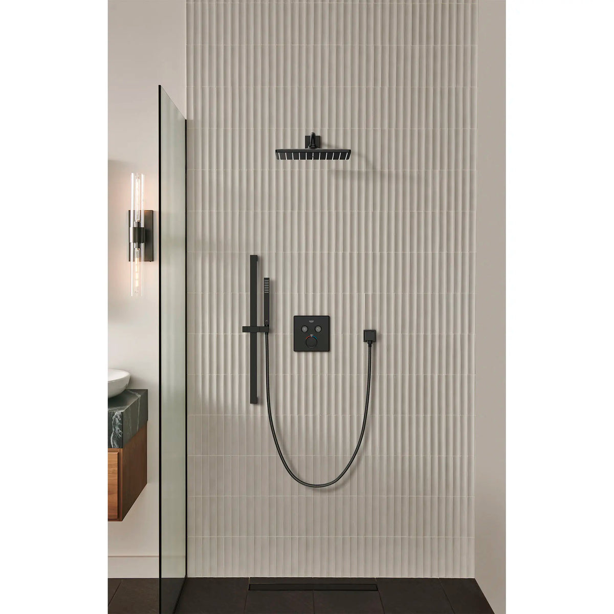 Douchette Euphoria Cube+ - 1 jet, 6,6 L/min (1,75 gpm) // NOIR MAT // 177117_Rainshower_EnvironmentCloseUp_265702430_278922430_268672430_0001_Sept2023_0_CDNwebp_2efb18de-37f7-418a-a938-d48d8e97d384.webp