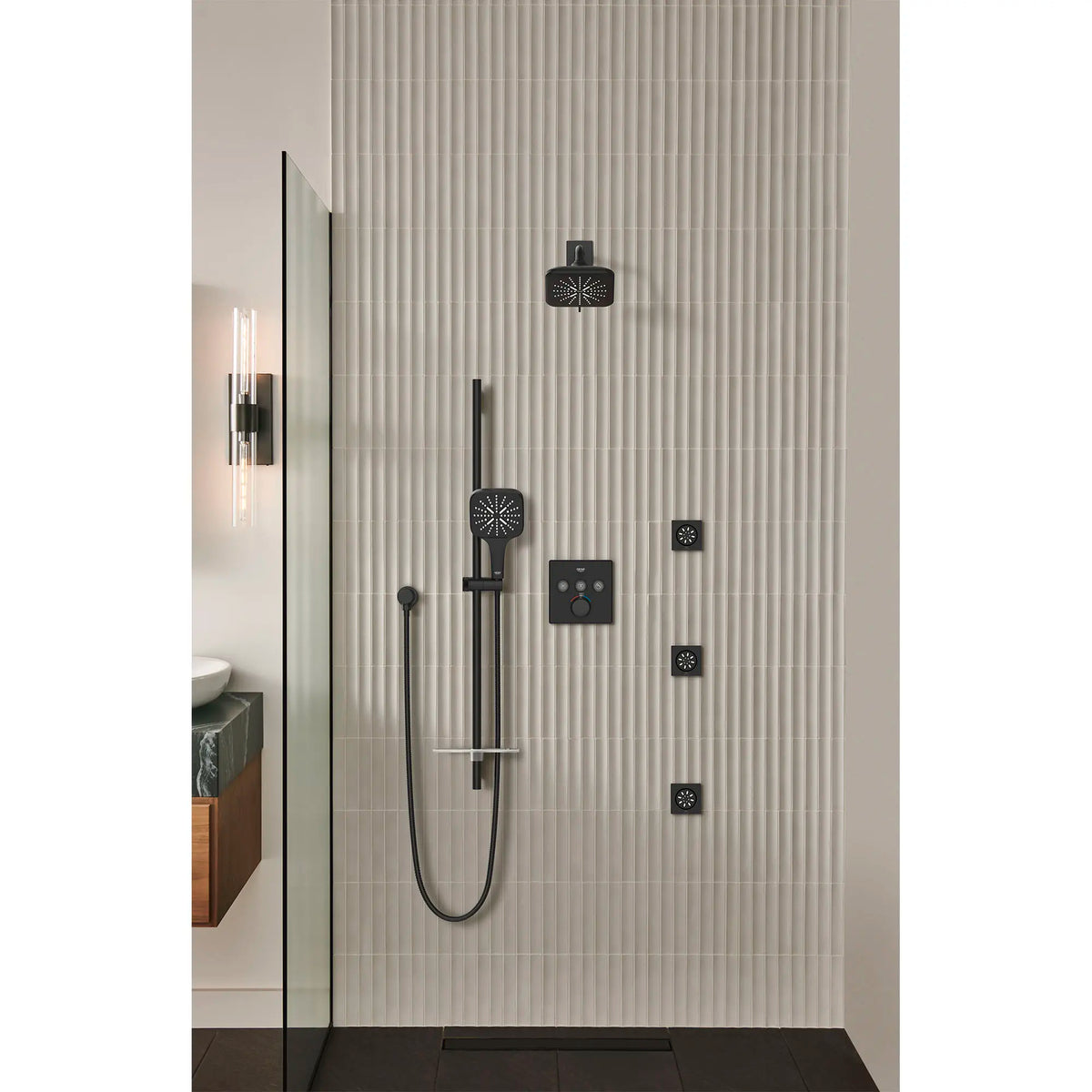 Pomme de douche de  6? po - 3 jets, 6,6 L/min (1,75 gpm) // NOIR MAT // 177118_SmartActive_EnvironmentCloseUp_267972430_266032430_265522430_268452430_291422430_0001_Sept2023_0_CDNwebp_5792080e-805c-4e7d-bad8-7ba42b55d293.webp