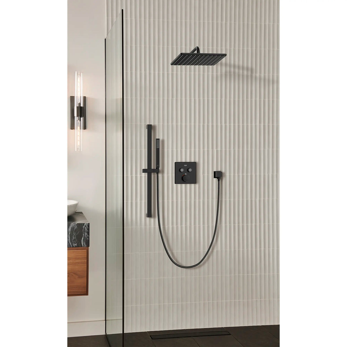 Douchette Euphoria Cube+ - 1 jet, 6,6 L/min (1,75 gpm) // NOIR MAT // 177120_Rainshower_EnvironmentCloseUp_265702430_278922430_268672430_0002_Sept2023_0_CDNwebp_e6c482d8-4219-4484-b259-35de4a3c4dfc.webp