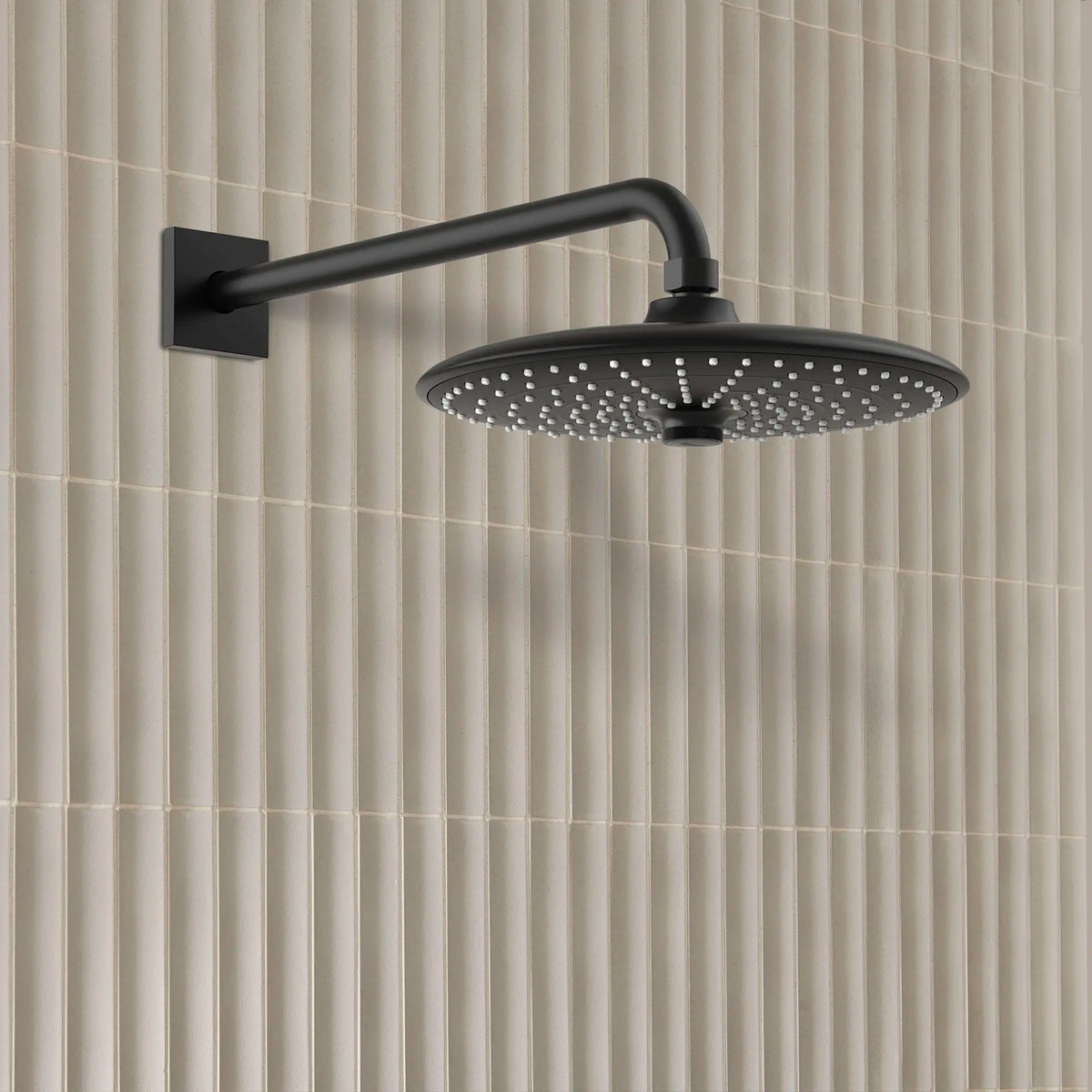 Pomme de douche 260 de 10 po - 3 jets, 6,6 L/min (1,75 gpm) // NOIR MAT // 177123_Euphoria_EnvironmentCloseUp_264562430_0001_Sept2023_0_CDNwebp_641e8864-8d79-421a-9c4e-968a42182d05.webp