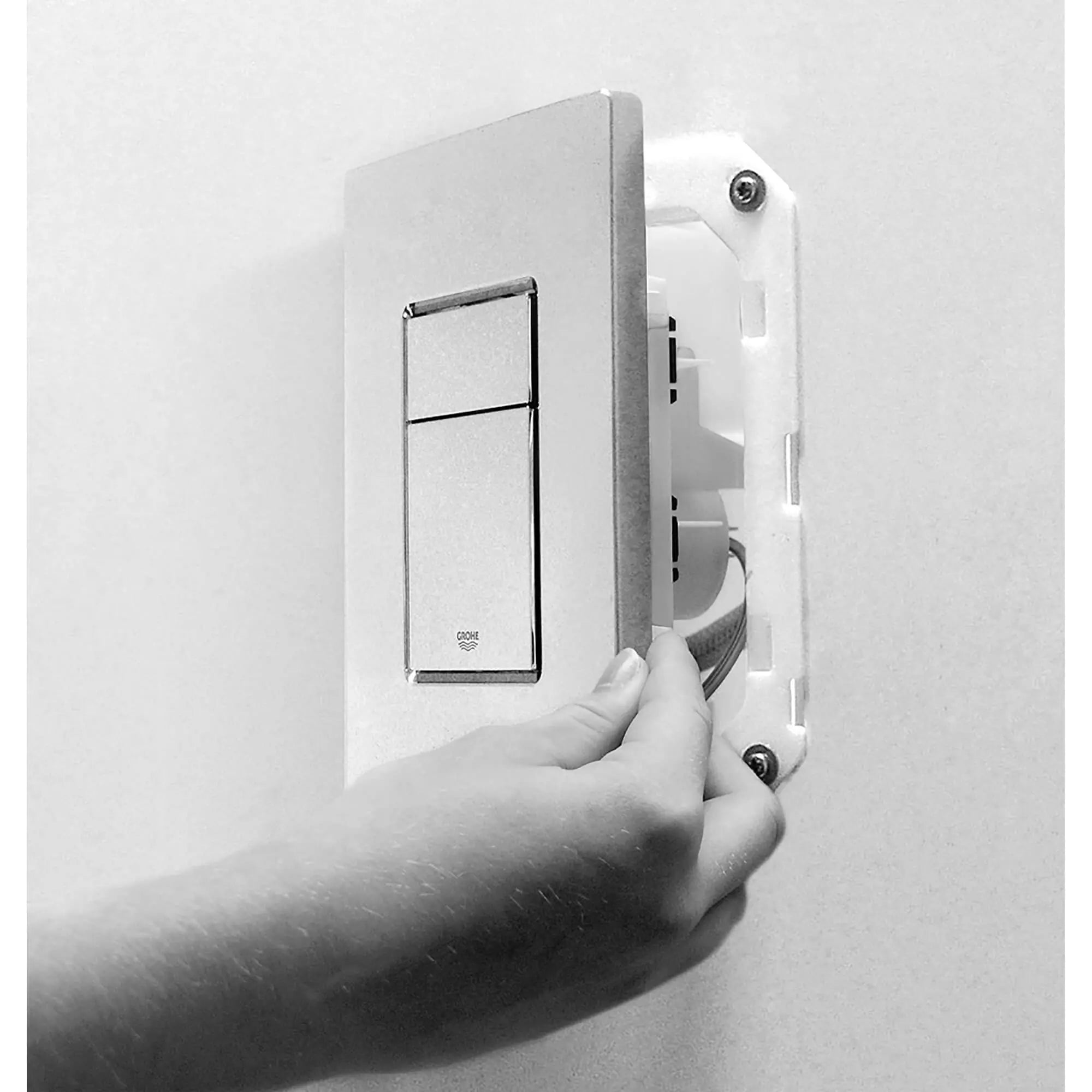 Plaque de commande // CHROME STARLIGHT GROHE // 1836_38732000-wall-plate-enviro-12_0_CDNwebp.webp