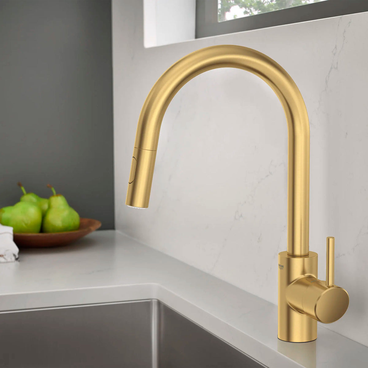 Robinet de cuisine rétractable à poignée simple et double jet 6,6 L/min (1,75 gpm) // AUBE FRAÎCHE BROSSÉ // 185620_Concetto_EnvironmentCloseup_32665GN0_0001_Sept2023_0_CDNwebp_2f79f9bb-d58a-436f-9ebc-4b87a00bad63.webp