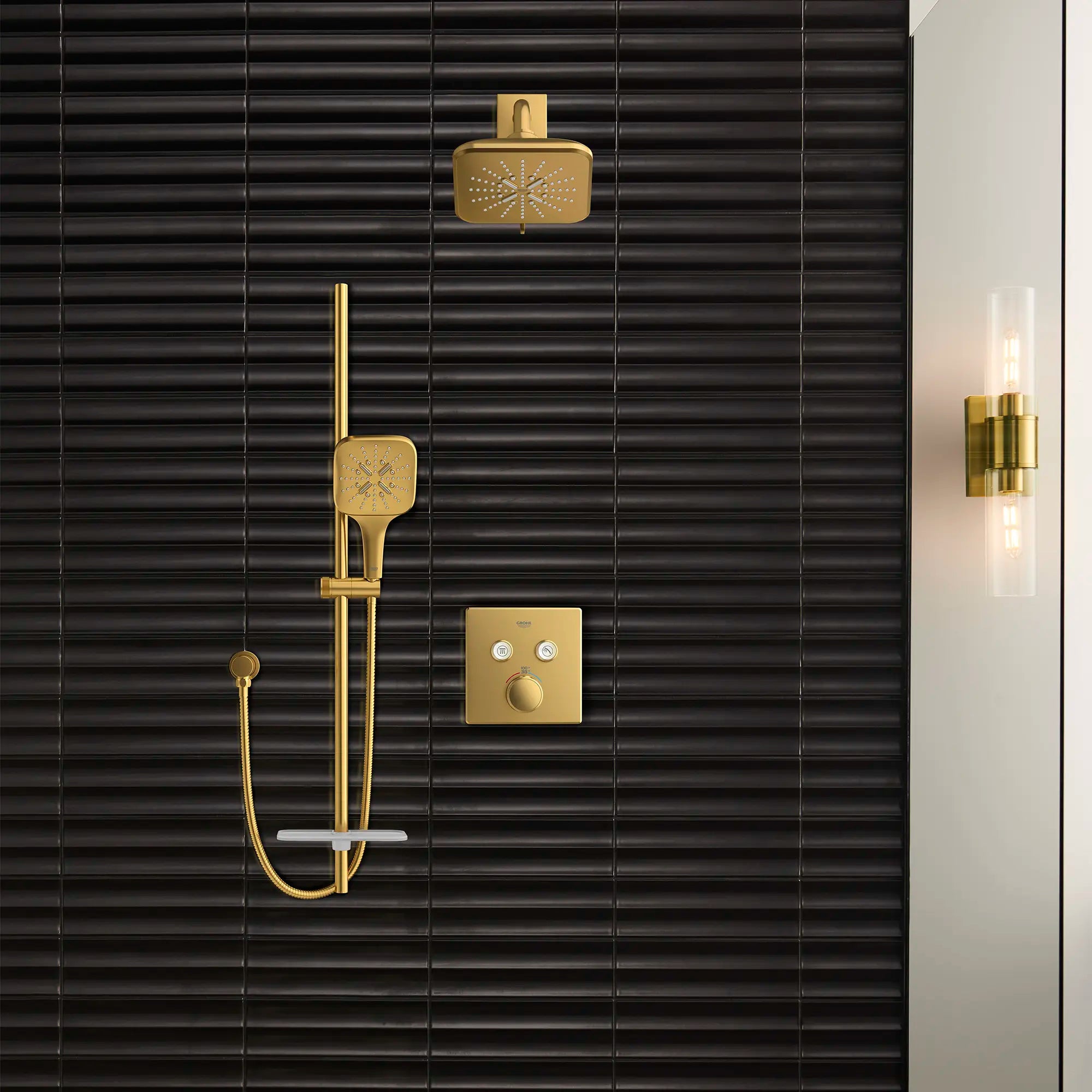 Douchette - 3 jets, 6,6 L/min (1,75 gpm) // AUBE FRAÎCHE BROSSÉ // 186489_SmartActive_EnvironmentCloseUp_26797GN0_27489GN0_26633GN0_26552GN0_29141GN0_0001_Sept2023_0_CDNwebp.webp