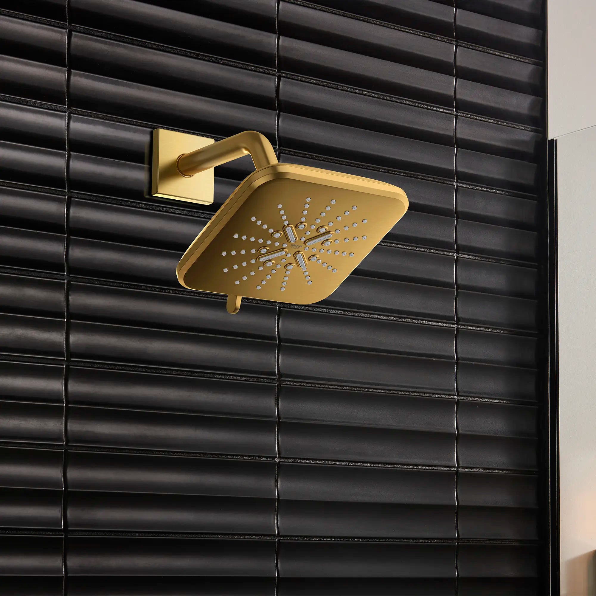 Pomme de douche de  6½ po - 3 jets, 6,6 L/min (1,75 gpm) // AUBE FRAÎCHE BROSSÉ // 186490_SmartActive_EnvironmentCloseUp_26633GN0_26797GN0_0001_Sept2023_0_CDNwebp.webp