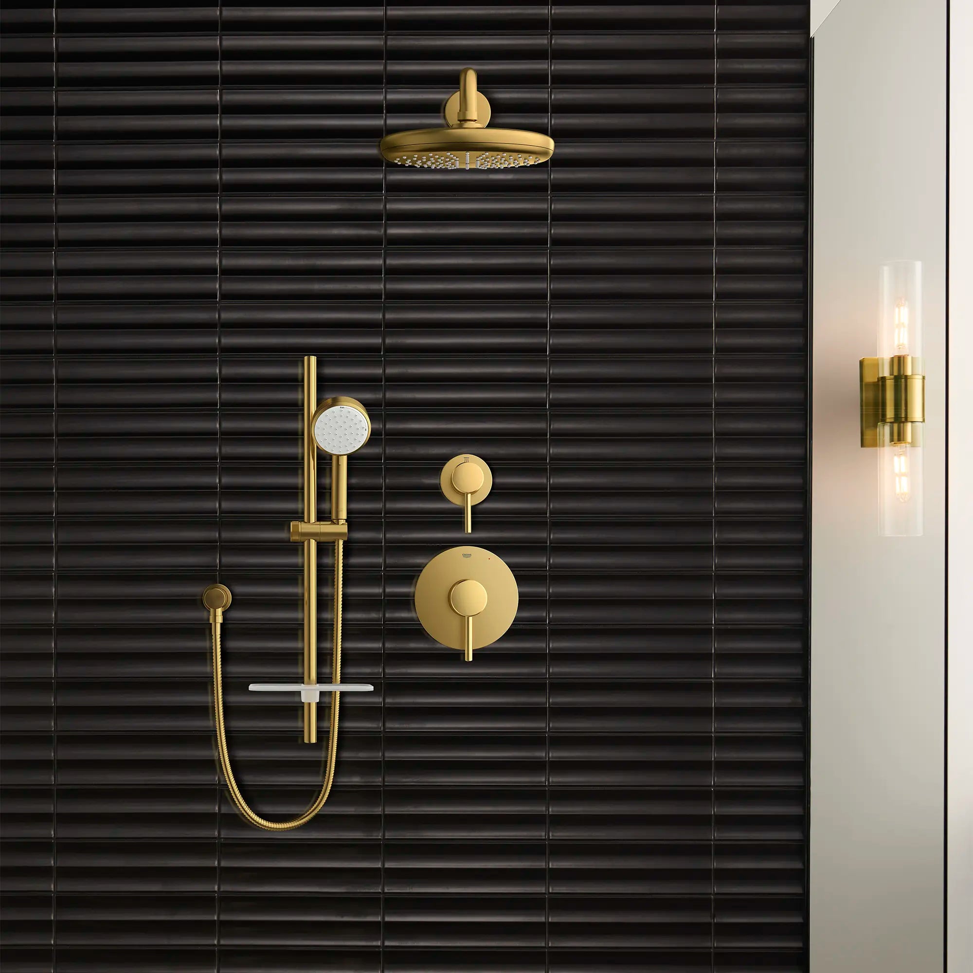 Pomme de douche 210, 8 po - 1 jet, 6,6 L/min (1,75 gpm) // AUBE FRAÎCHE BROSSÉ // 186494_Tempesta_EnvironmentCloseUp_26602GN0_26046GN0_26409GN0_28540GN0_29108GN0_0001_Sept2023_0_CDNwebp.webp