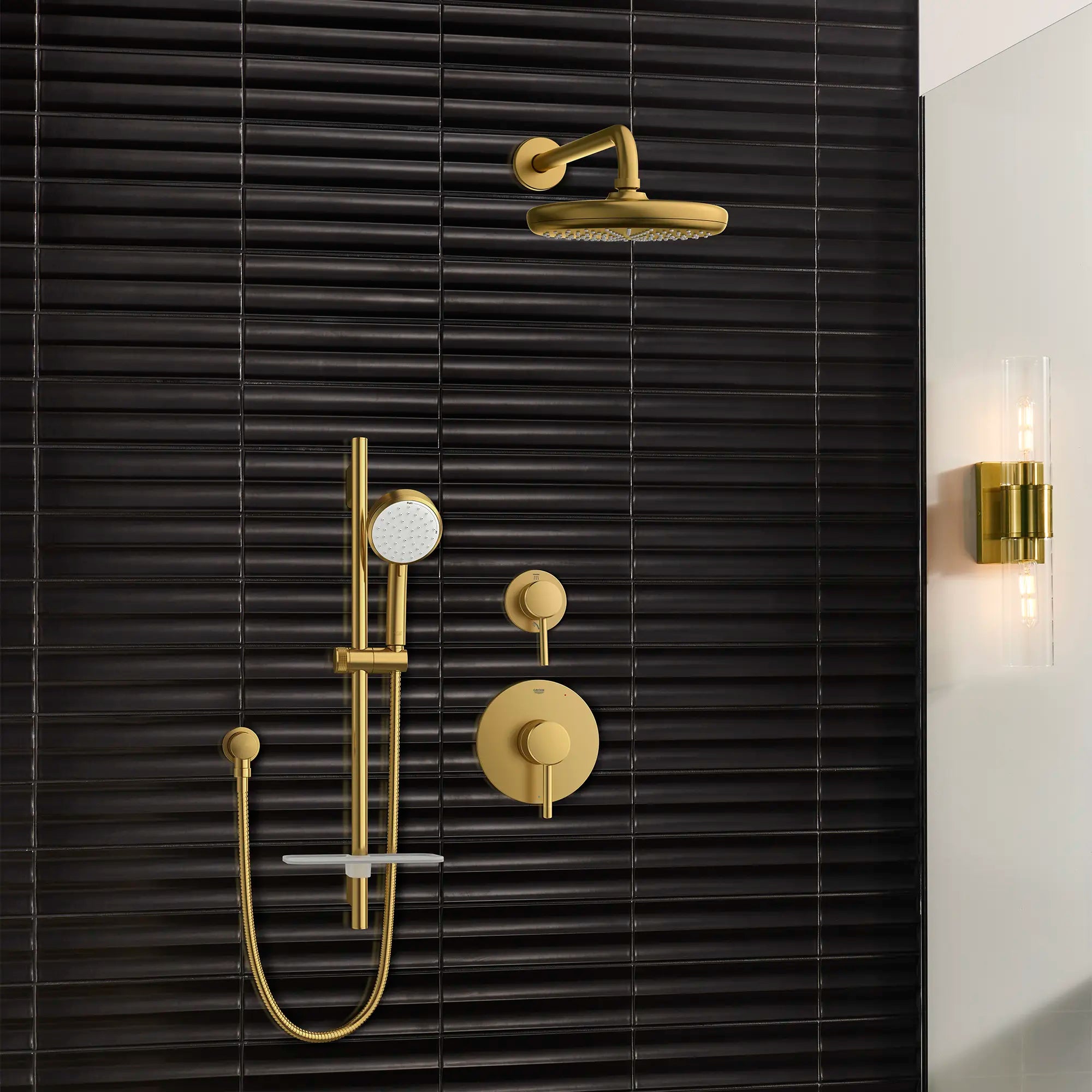 Pomme de douche 210, 8 po - 1 jet, 6,6 L/min (1,75 gpm) // AUBE FRAÎCHE BROSSÉ // 186496_Tempesta_EnvironmentCloseUp_26602GN0_26046GN0_26409GN0_28540GN0_29108GN0_0002_Sept2023_0_CDNwebp.webp