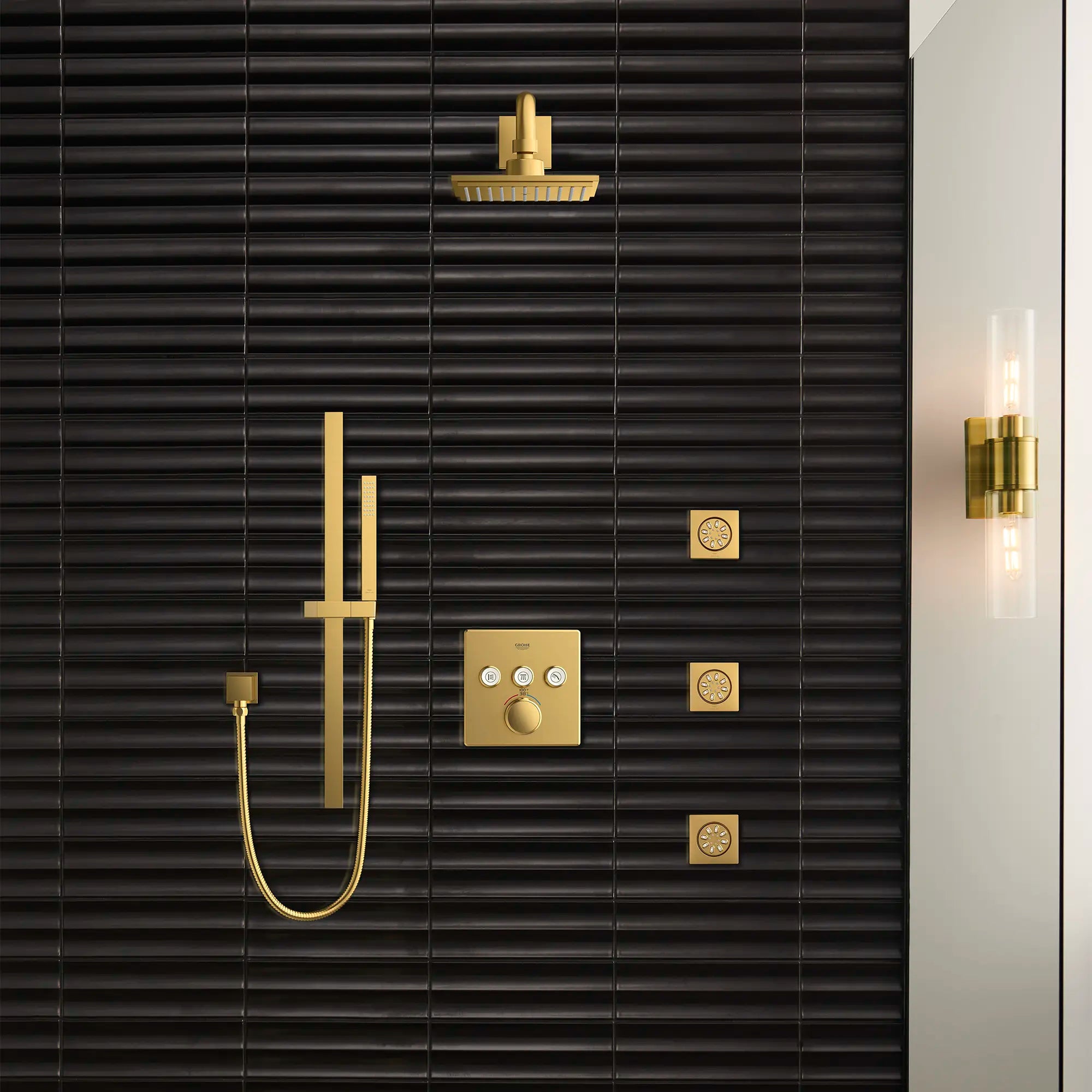 Pomme de douche 150 de 6 po, 1 jet, 6,6 L/min (1,75 gpm) // AUBE FRAÎCHE BROSSÉ // 186499_EuphoriaCube_EnvironmentCloseUp_26468GN0_26845GN0_27892GN0_29142GN0_0001_Sept2023_0_CDNwebp.webp