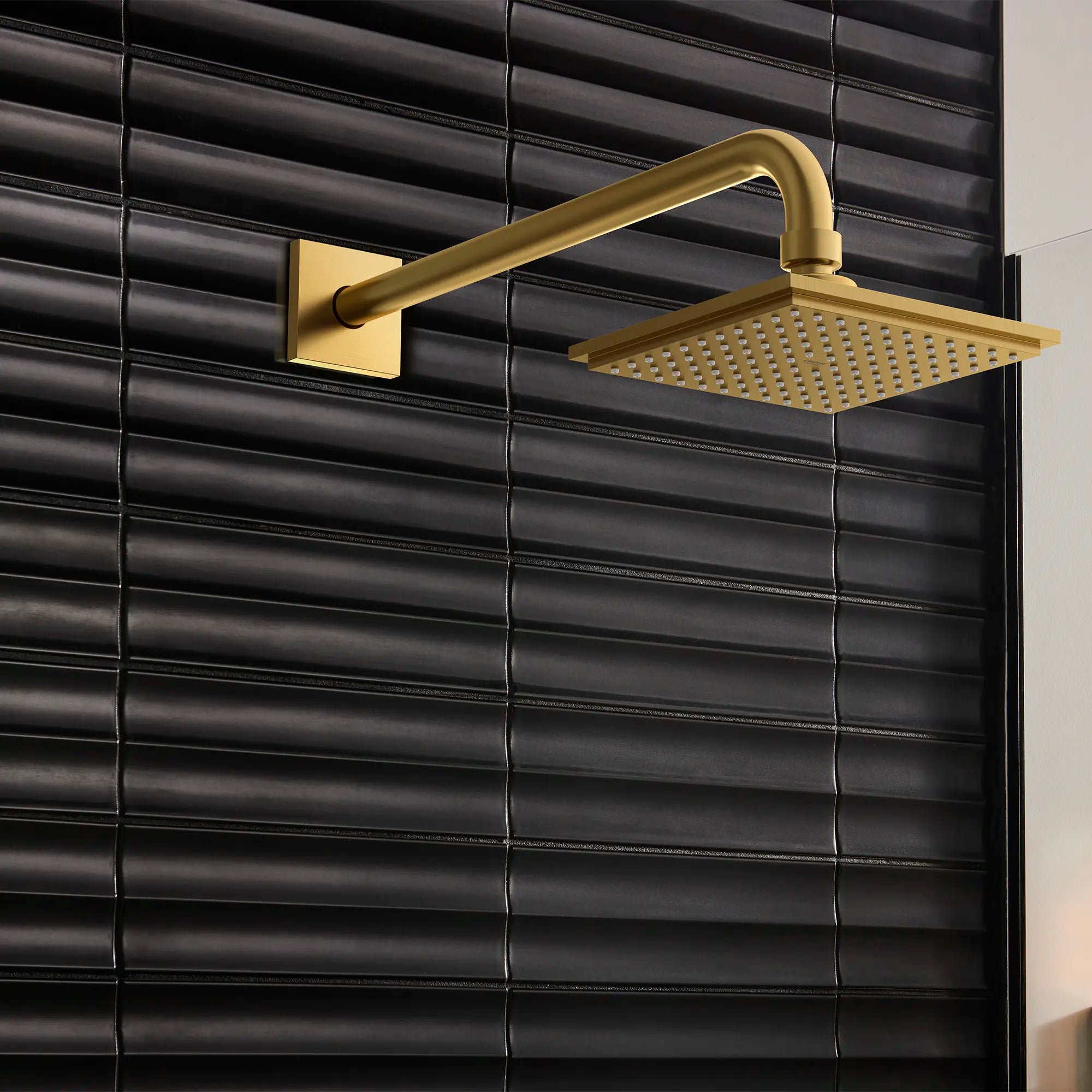 Pomme de douche 150 de 6 po, 1 jet, 6,6 L/min (1,75 gpm) // AUBE FRAÎCHE BROSSÉ // 186504_Rainshower_EnvironmentCloseUp_26632GN0_26468GN0_0001_Sept2023_0_CDNwebp.webp