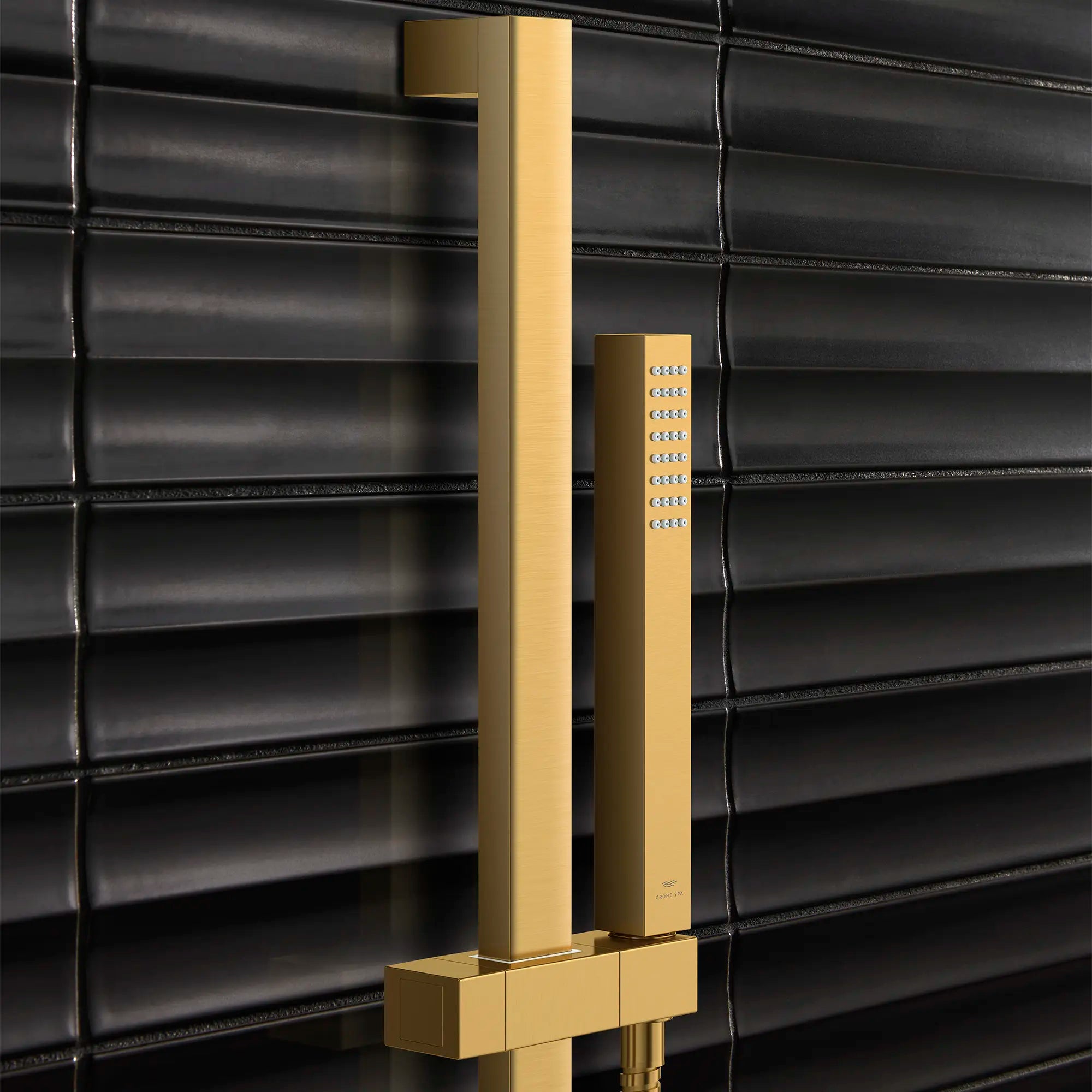 Douchette Euphoria Cube+ - 1 jet, 6,6 L/min (1,75 gpm) // AUBE FRAÎCHE BROSSÉ // 186506_Rainshower_EnvironmentCloseUp_26867GN0_27892GN0_0001_Sept2023_0_CDNwebp_6e3a77b0-becb-4bab-9b14-d4427fbe8c0d.webp