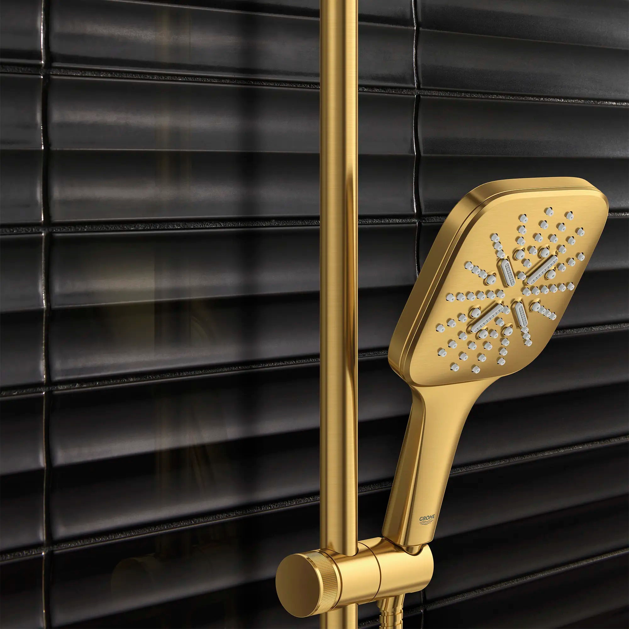 Rainshower Barre coulissante de 36 po pour douchette // AUBE FRAÎCHE BROSSÉ // 186508_SmartActive_EnvironmentCloseUp_26603GN0_26797GN0_0001_Sept2023_0_CDNwebp_65697902-de7b-4512-9753-eac312d409bb.webp