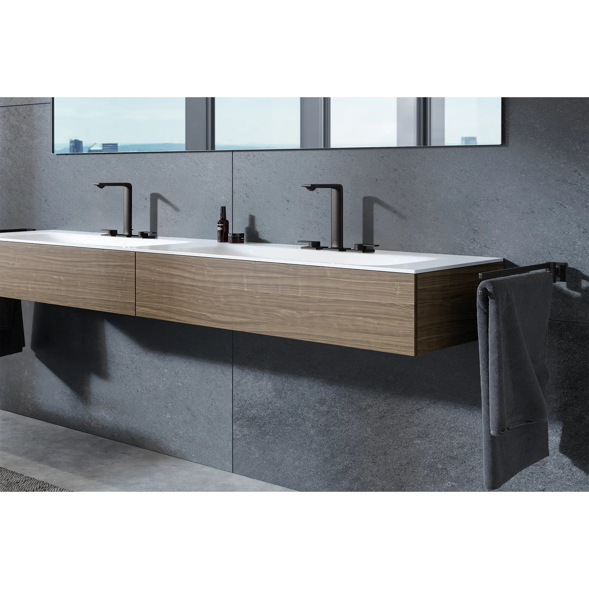 Robinet moyen de salle de bain, 8 po, à deux poignées, 4,5 L/min (1,2 gpm) // NOIR MAT // 186604_Allure_EnvironmentCloseUp_205842431_0001_Oct2023_0_CDNwebp_7d0a5a1f-ae07-466c-a743-fa548ff19dc2.webp