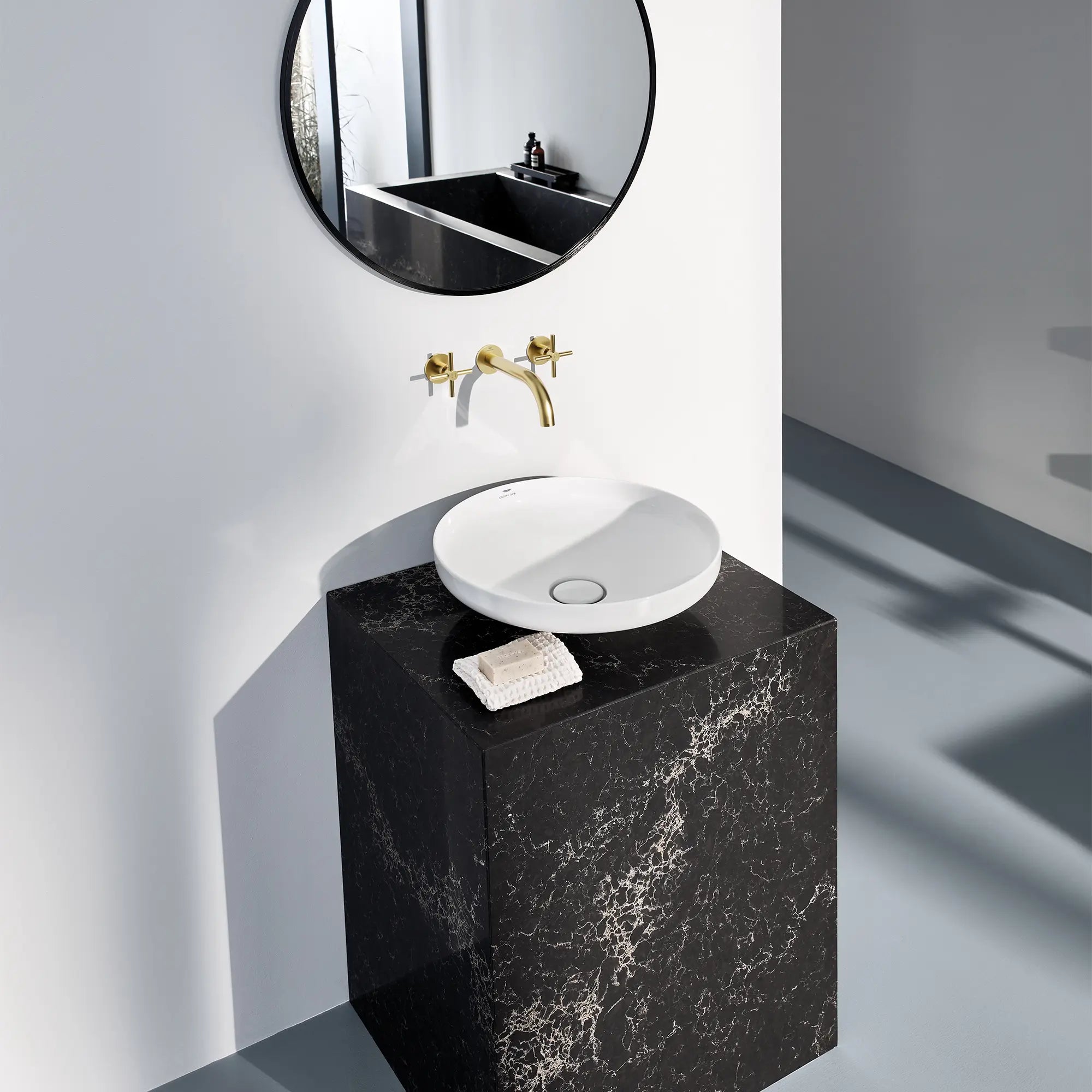 Robinet mural atrio à 2 poignées, 4,5 L/min (1,2 gpm) // AUBE FRAÎCHE BROSSÉ // 186623_Atrio_EnvironmentCloseUp_20663GN0_14215GN0_0001_Oct2023_0_CDNwebp.webp