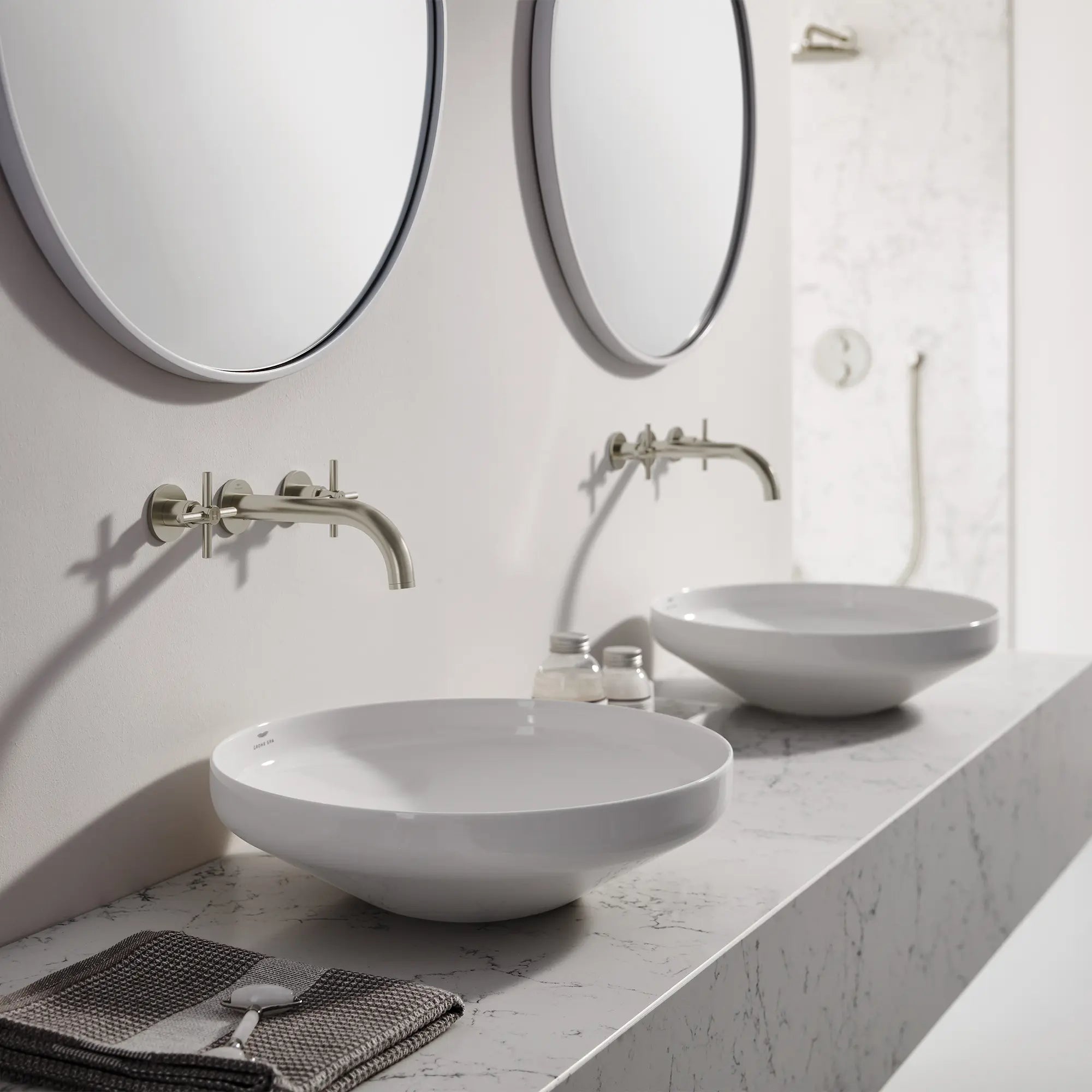 Robinet mural atrio à 2 poignées, 4,5 L/min (1,2 gpm) // NICKEL BROSSÉ INFINITYFINISH // 186628_Atrio_EnvironmentCloseUp_20663EN0_14215EN0_0001_Oct2023_0_CDNwebp.webp