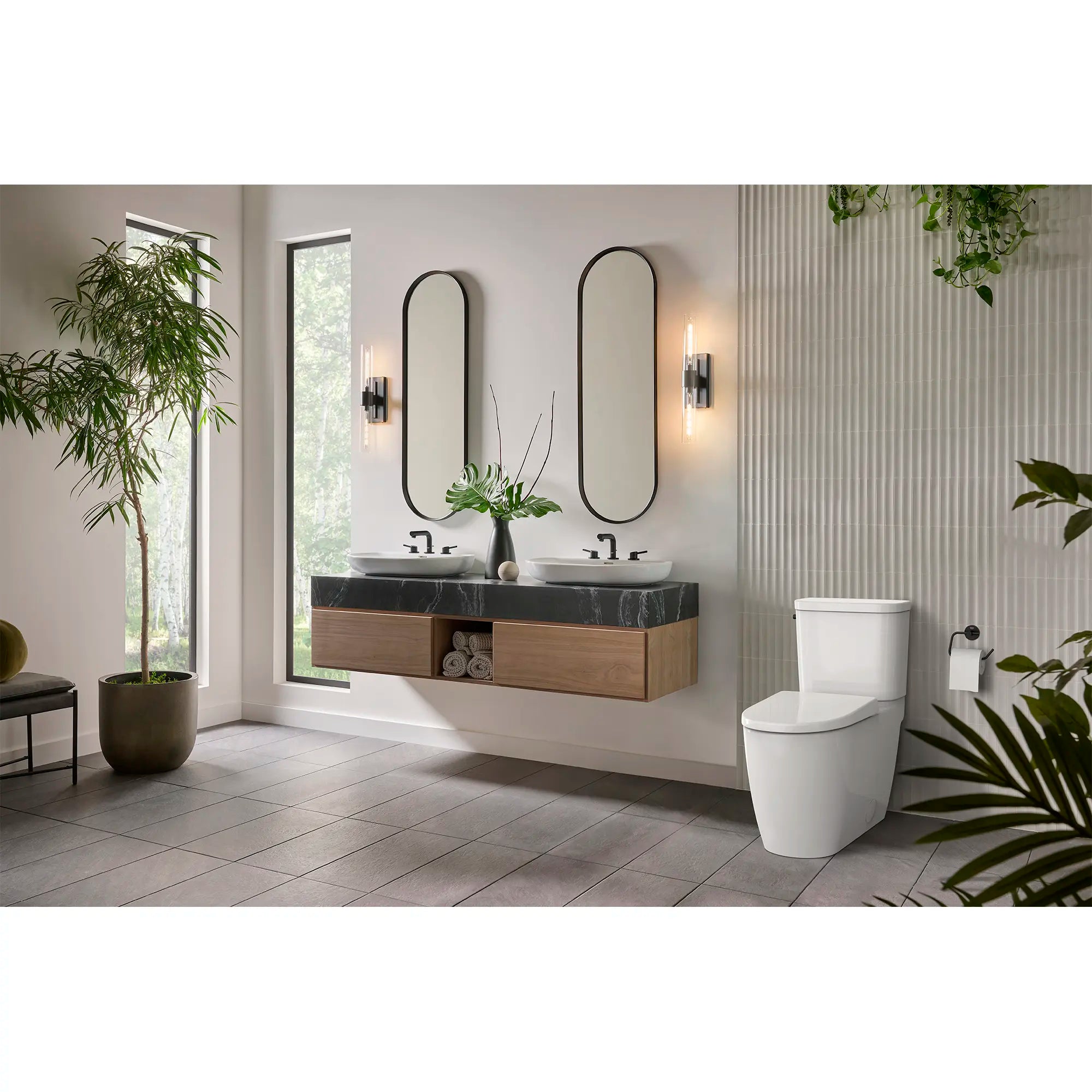 Toilette allongée en deux pièces, Hauteur idéale avec chasse double et siège inclus, 4,8 lpc (1,28 gpc) // LEFT / BLANC ALPIN // 186647_Concetto_EnvironmentFull_39675000_406892431_001_Oct2023_0_CDNwebp.webp