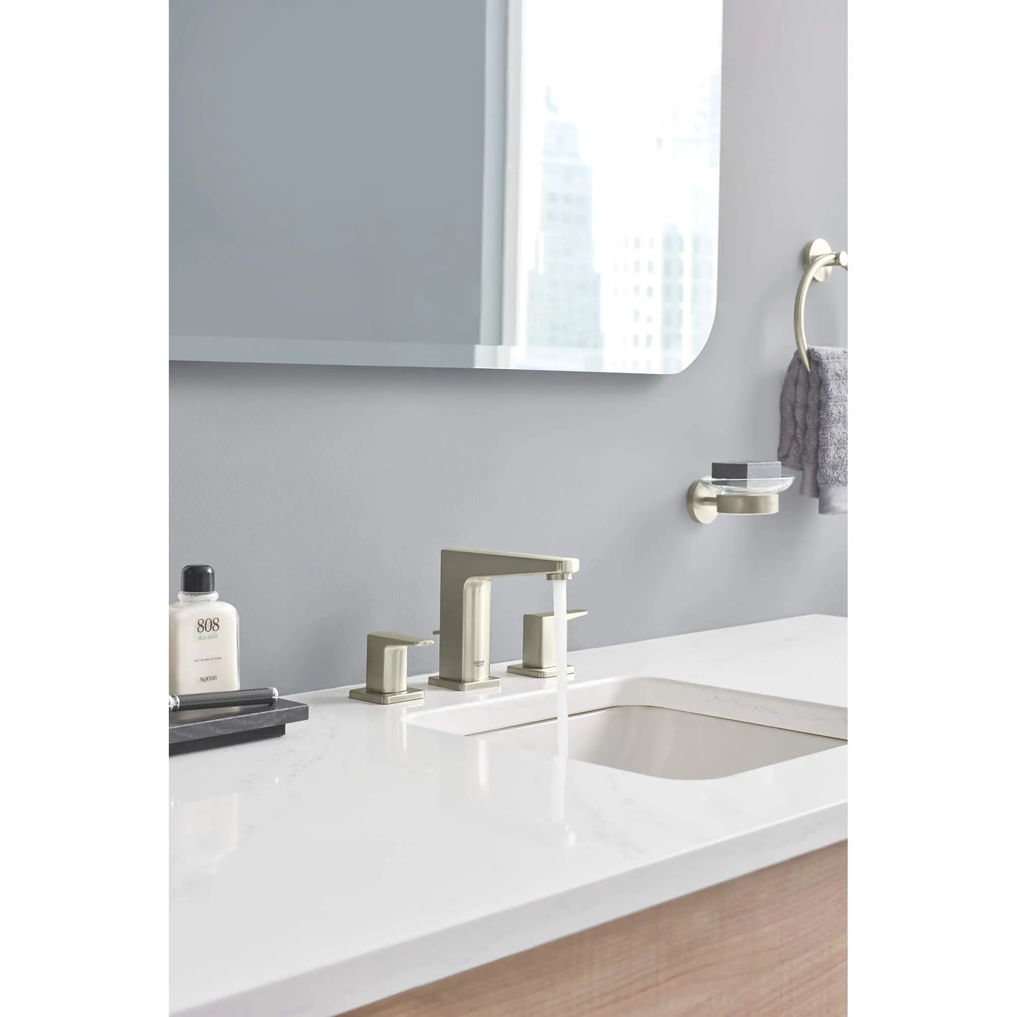 Essentials Anneau porte-serviette // NICKEL BROSSÉ INFINITYFINISH // 2012_40365en1-towel-ring-enviro-8_0_CDNwebp.webp