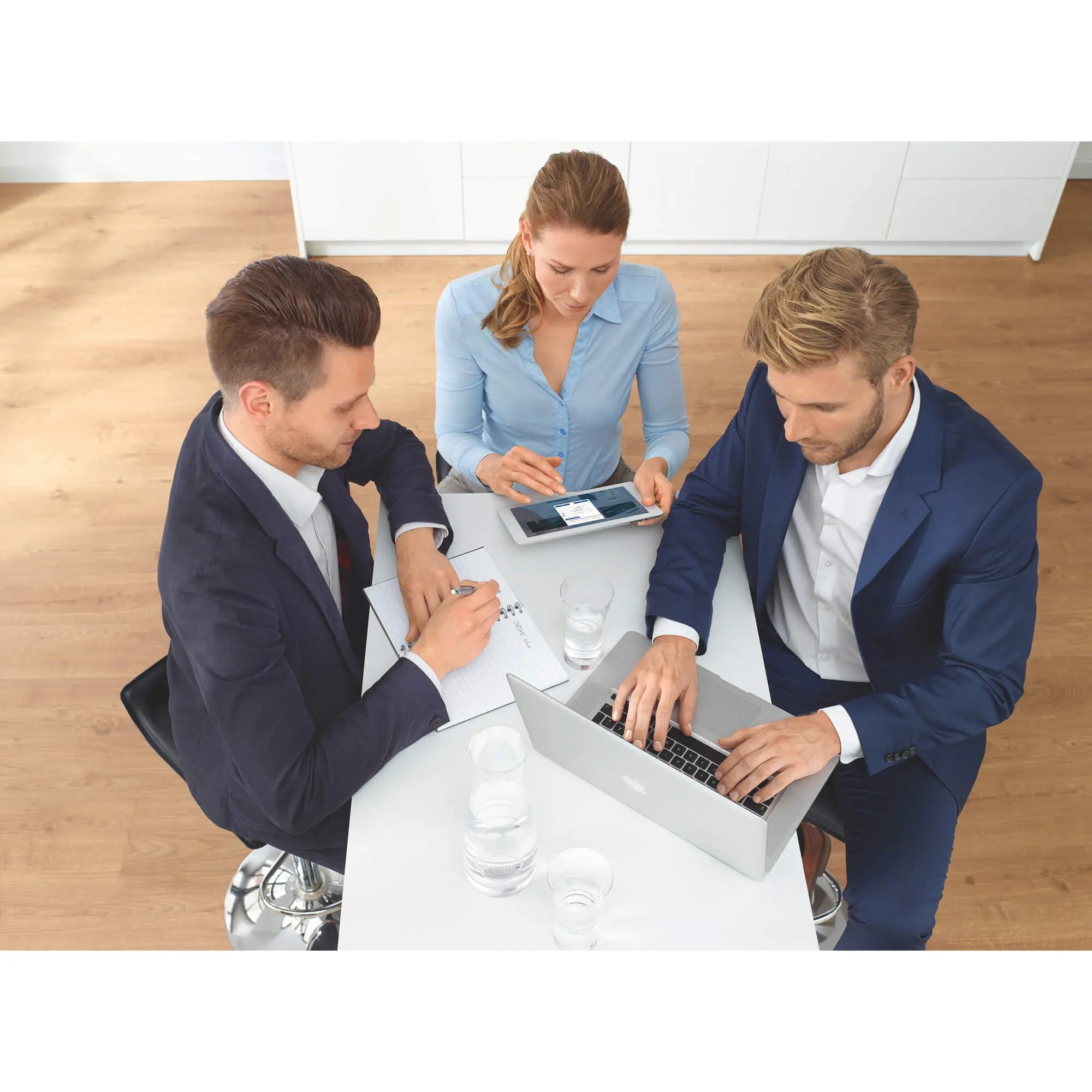 Carafe GROHE Blue // SANS FINI // 2108_40405000-glass-carafe-enviro-13_0_CDNwebp.webp