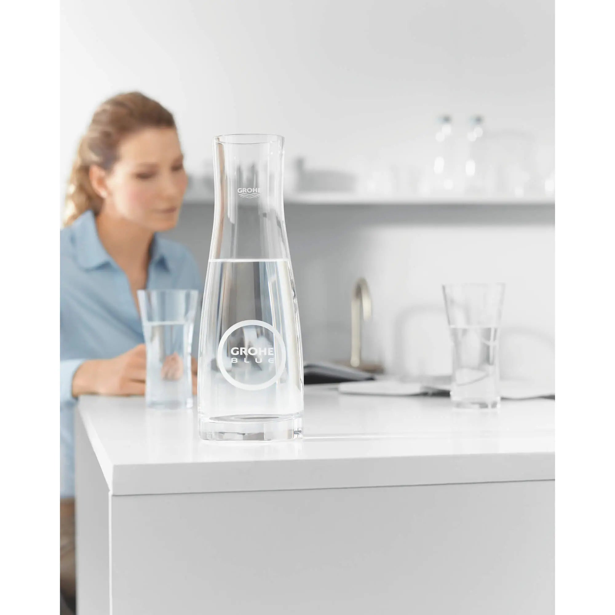 Carafe GROHE Blue // SANS FINI // 2109_40405000-glass-carafe-enviro-15_0_CDNwebp.webp