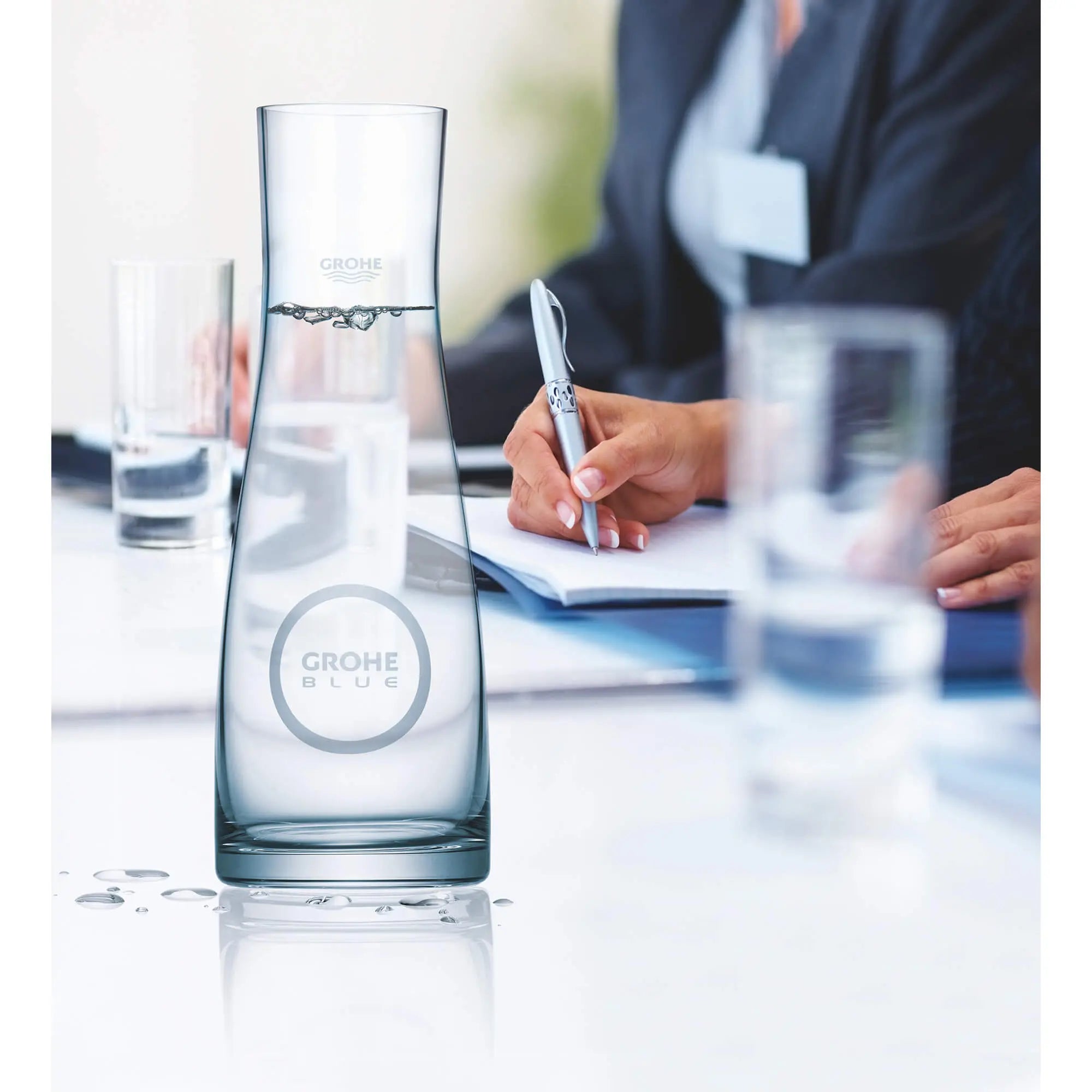 Carafe GROHE Blue // SANS FINI // 2114_40405000-glass-carafe-enviro-2_0_CDNwebp.webp