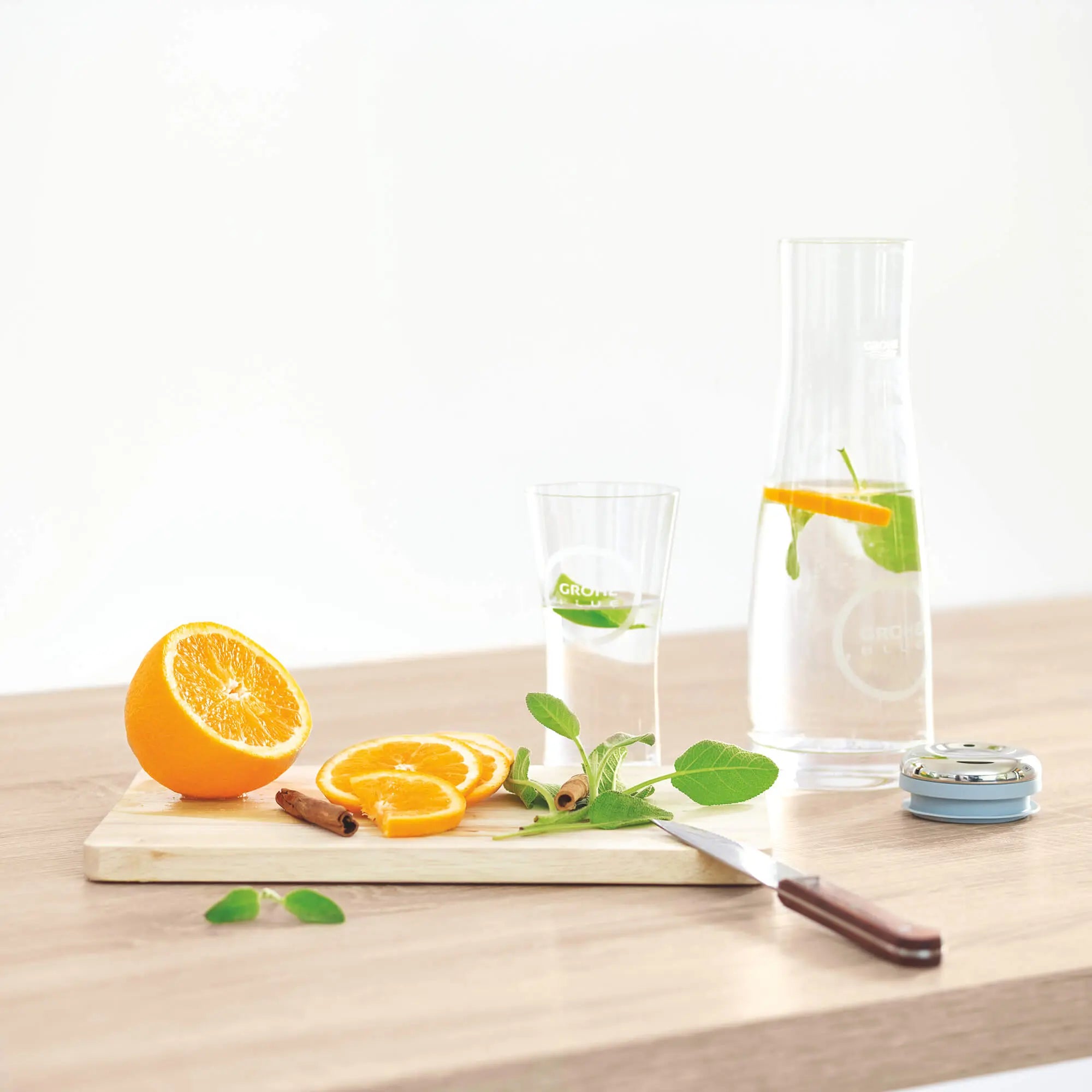 Carafe GROHE Blue // SANS FINI // 2124_40405000-glass-carafe-enviro-27_0_CDNwebp.webp