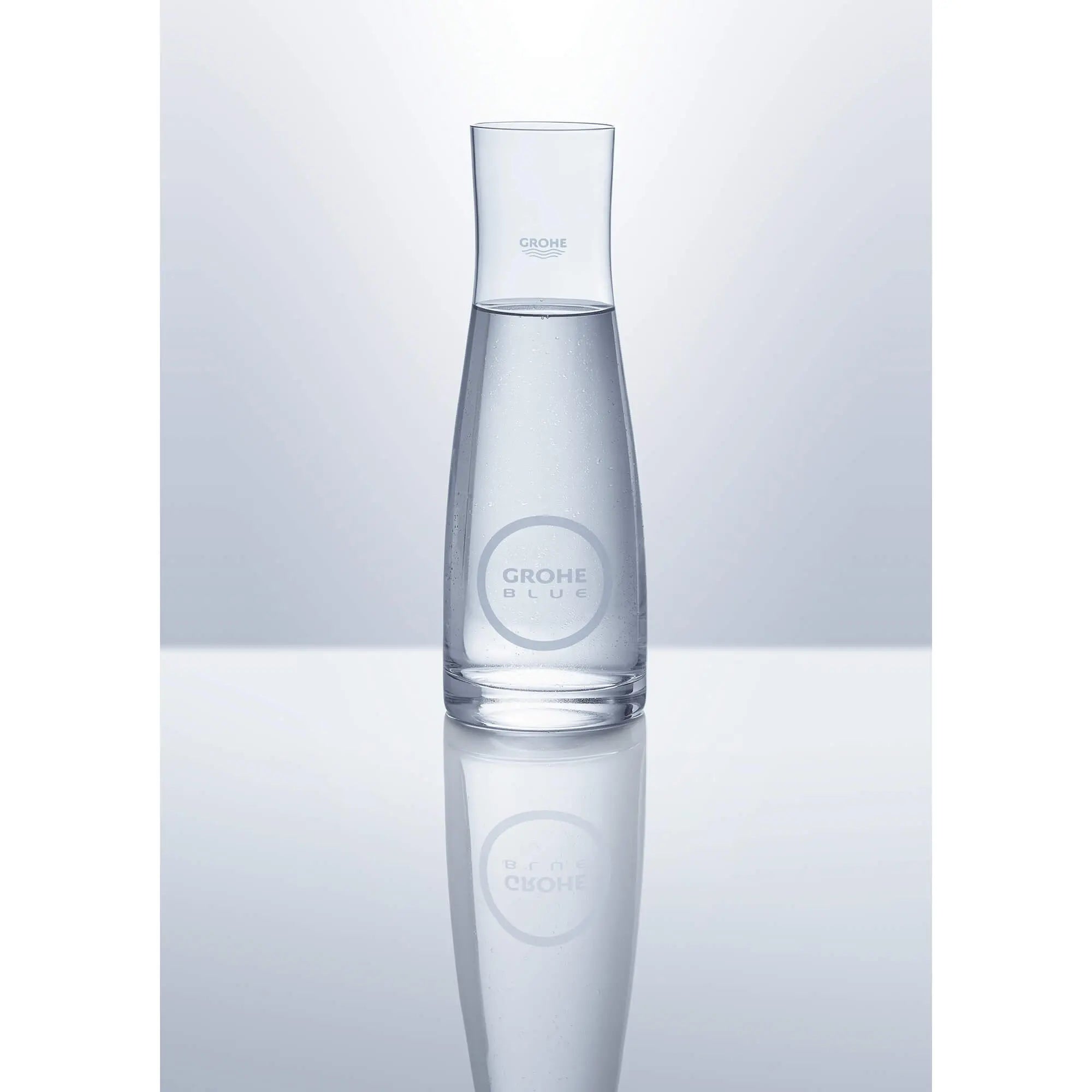 Carafe GROHE Blue // SANS FINI // 2125_40405000-glass-carafe-enviro-29_0_CDNwebp.webp