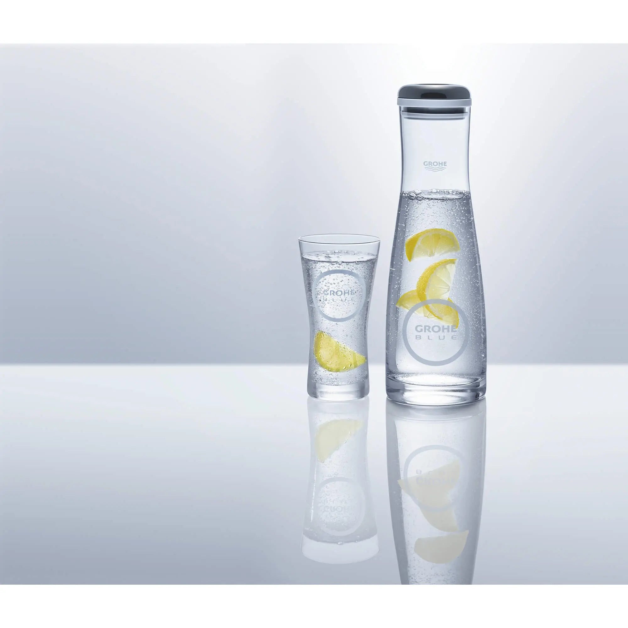 Carafe GROHE Blue // SANS FINI // 2141_40405000-glass-carafe-enviro-43_0_CDNwebp.webp