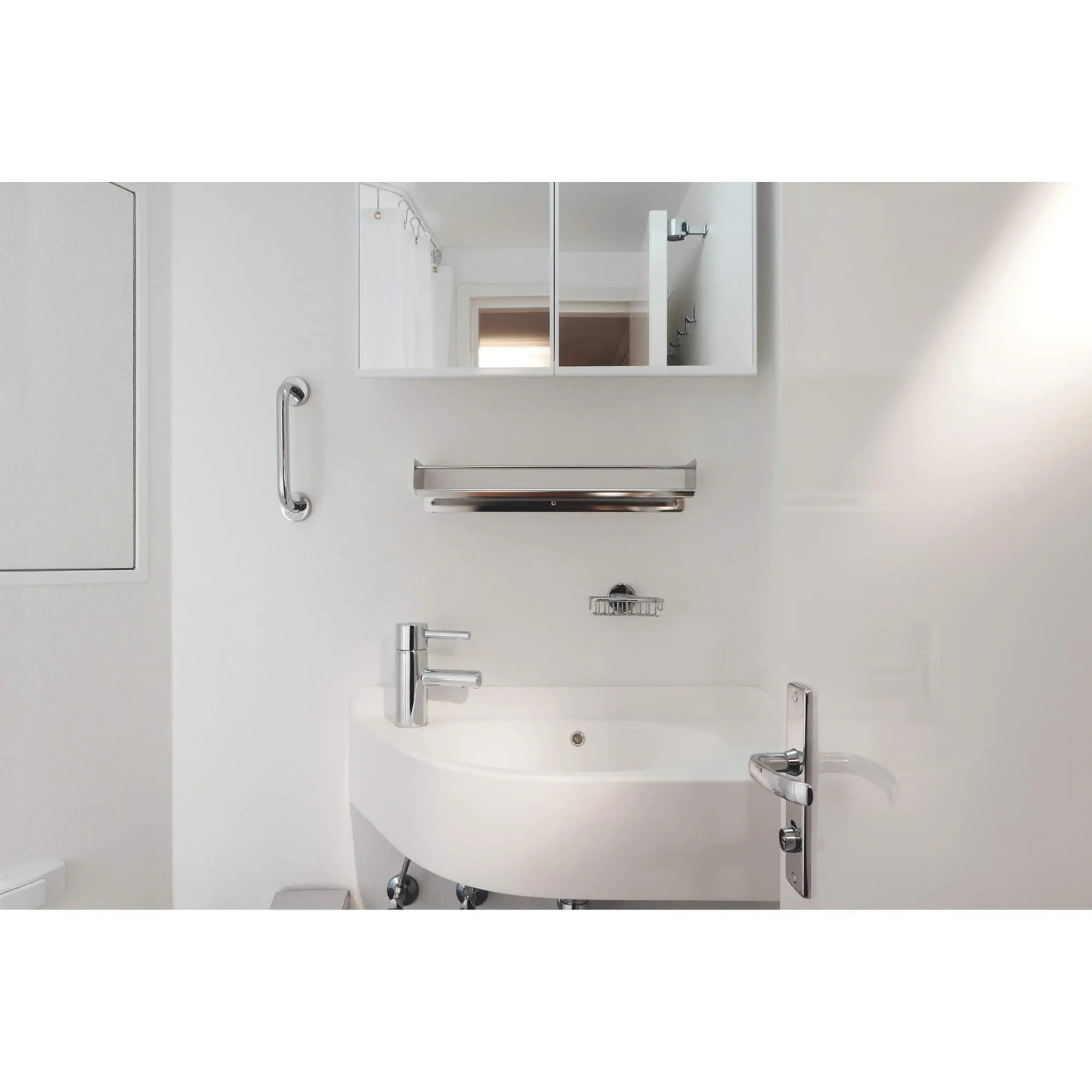 Barre d'appui pour baignoire // CHROME STARLIGHT GROHE // 2176_40421000-grab-bar-enviro-1_0_CDNwebp.webp