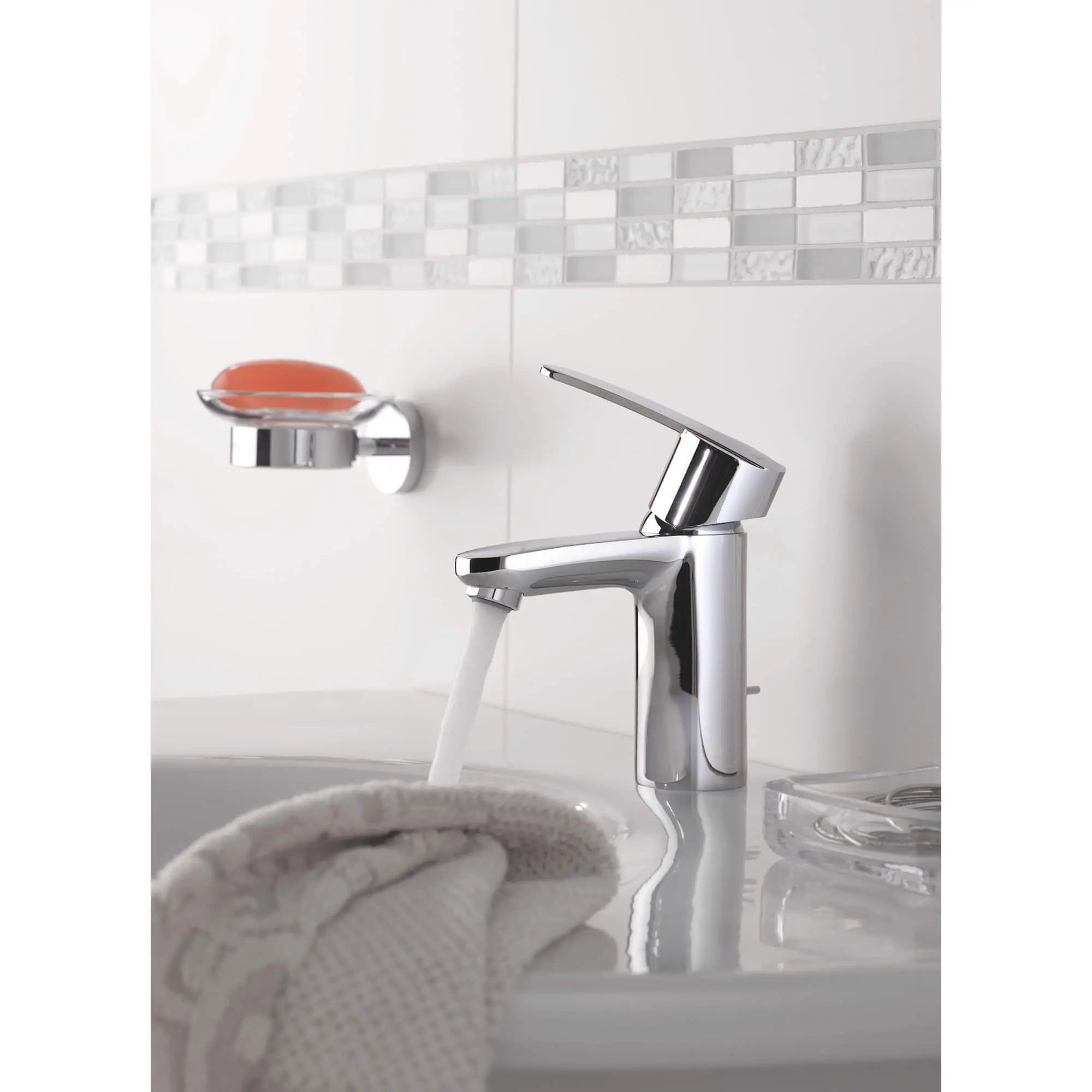 Essentials Porte-savon avec support // CHROME STARLIGHT GROHE // 2260_40444001-soap-dish-with-holder-enviro-1_0_CDNwebp.webp