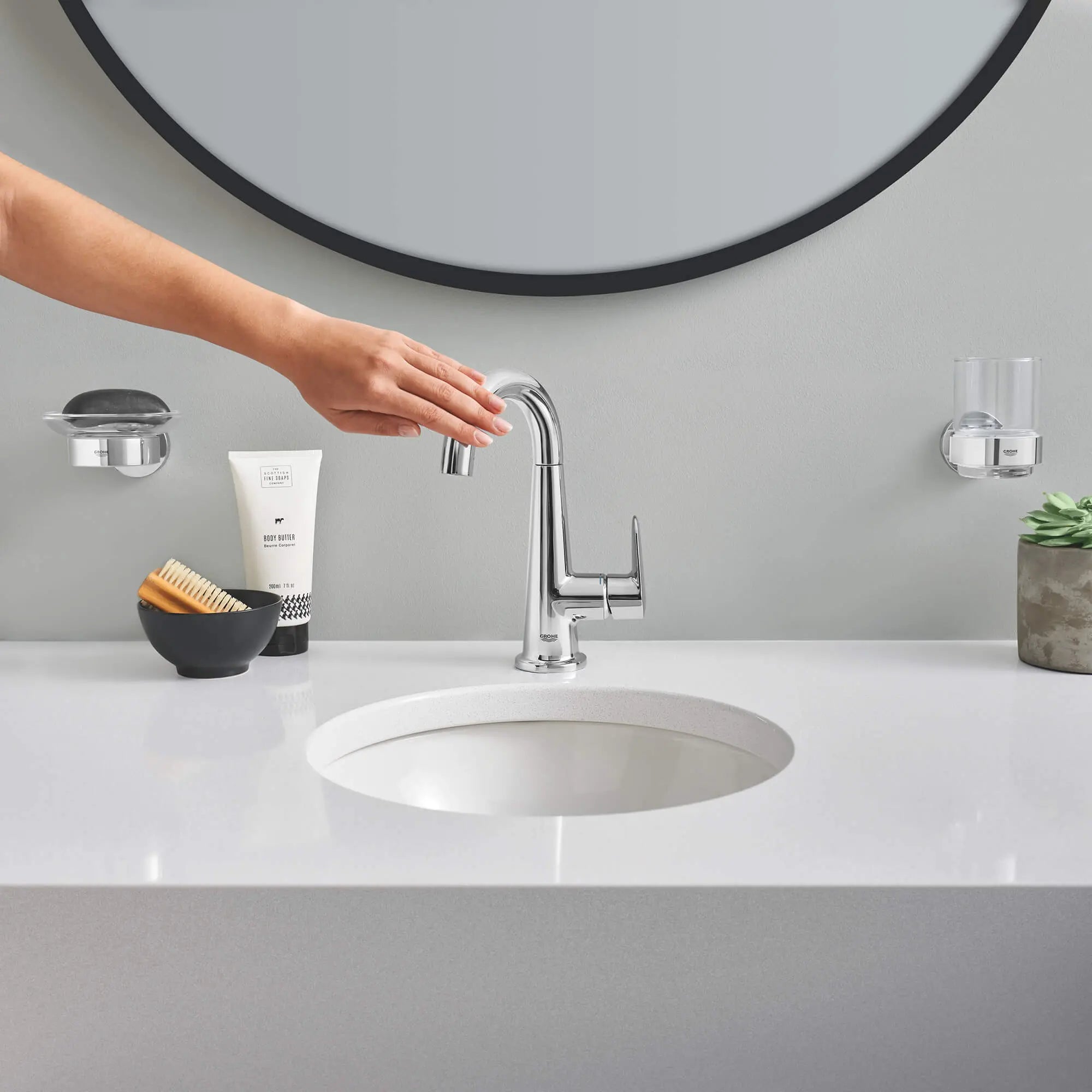 Essentials Gobelet avec support // CHROME STARLIGHT GROHE // 2299_40447001-crystal-glass-with-holder-enviro-16_0_CDNwebp.webp