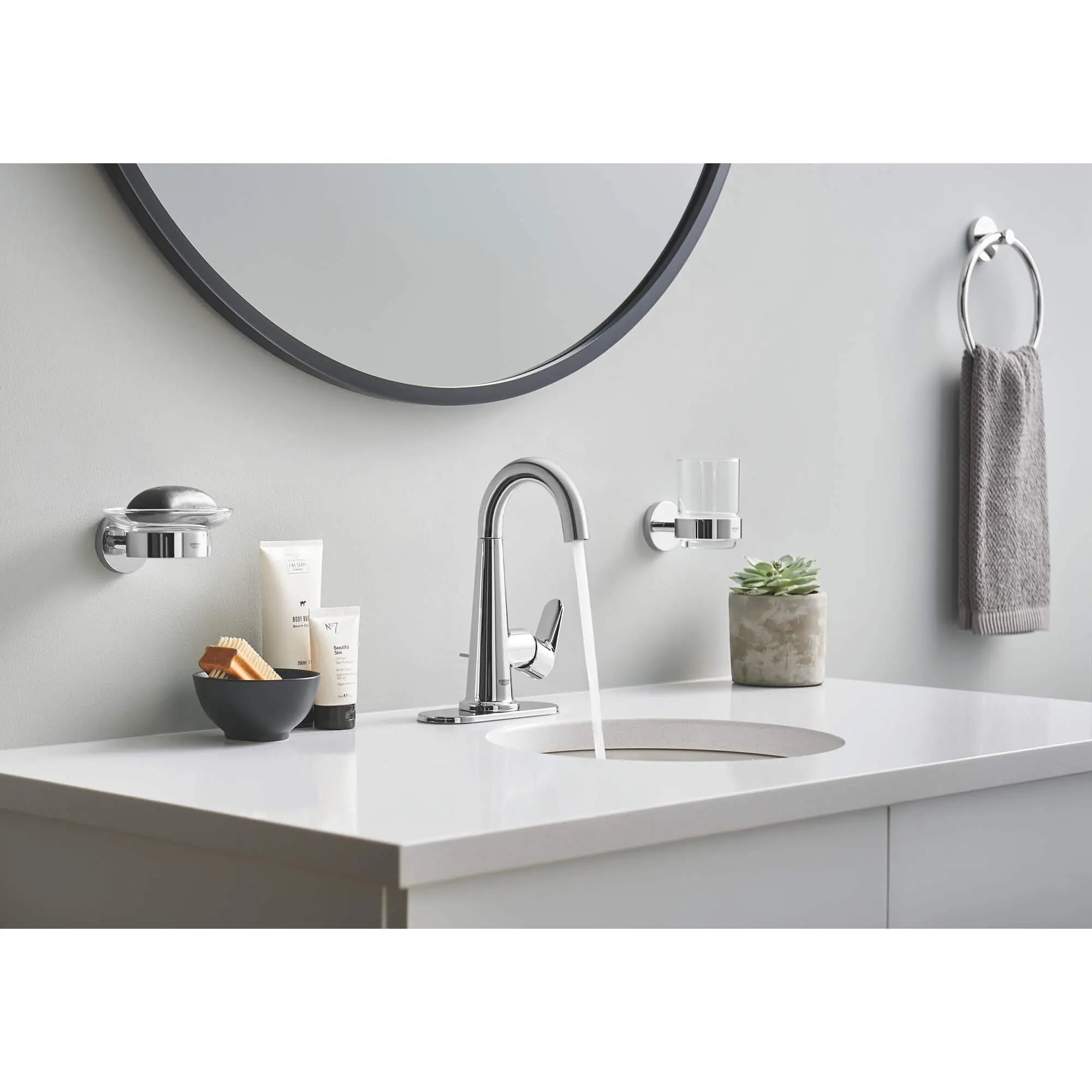 Essentials Gobelet avec support // CHROME STARLIGHT GROHE // 2311_40447001-crystal-glass-with-holder-enviro-8_0_CDNwebp.webp
